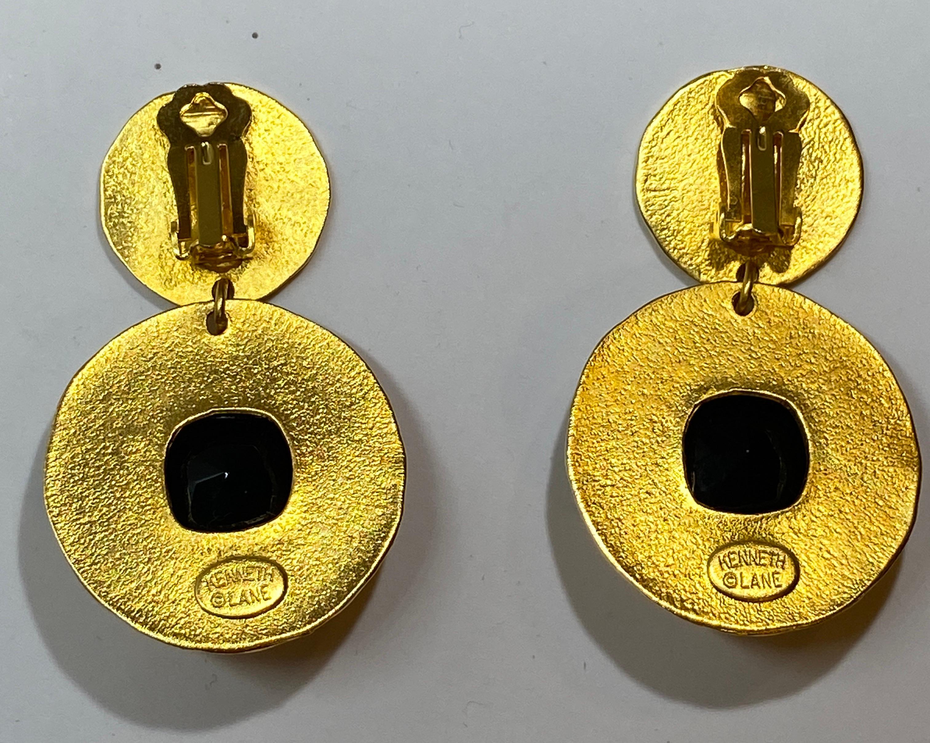 Kenneth Jay Lane Boucles d'oreilles à clips en or doré poli avec ornements centraux noirs en vente 6