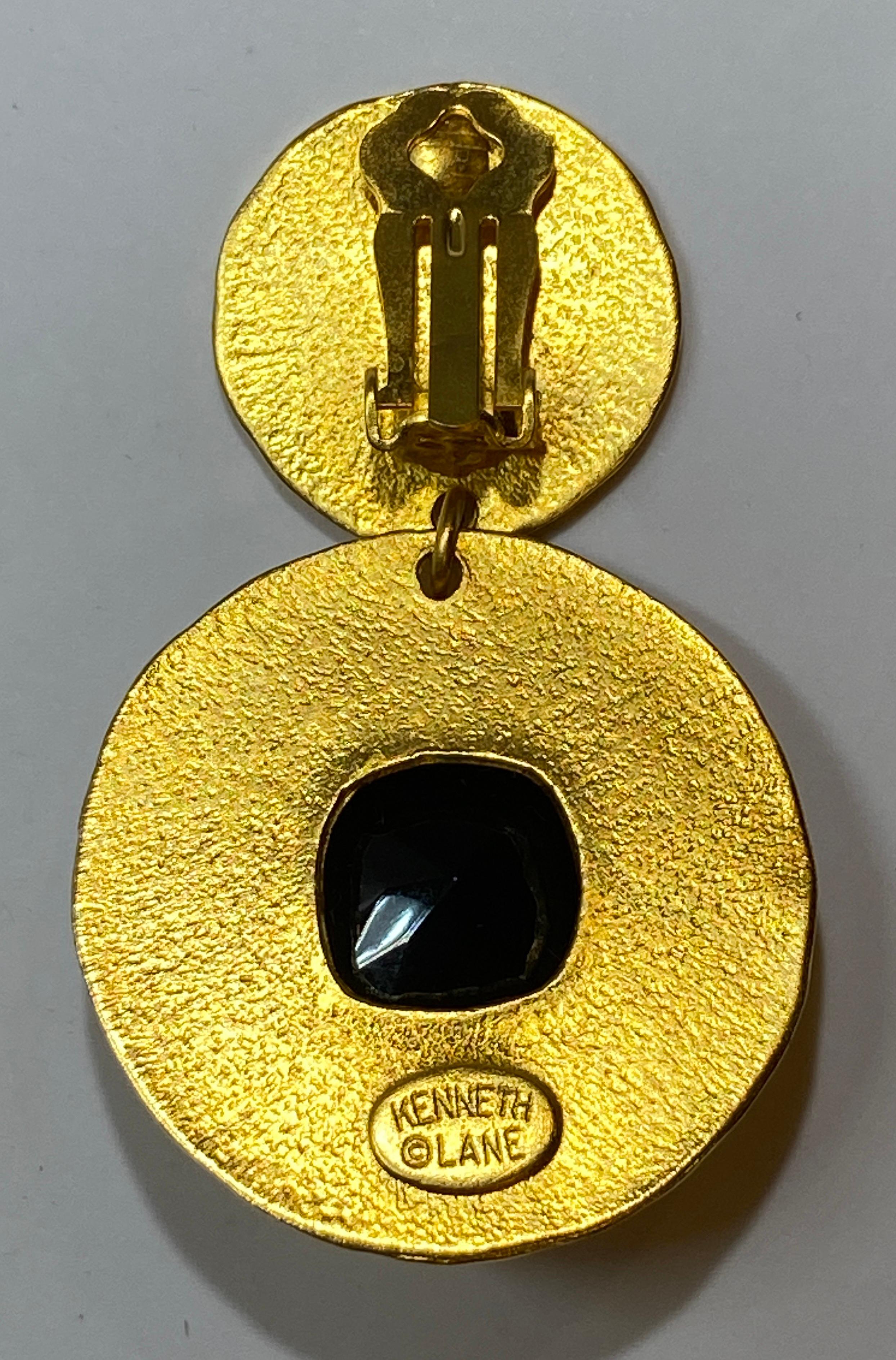 Kenneth Jay Lane Boucles d'oreilles à clips en or doré poli avec ornements centraux noirs en vente 7