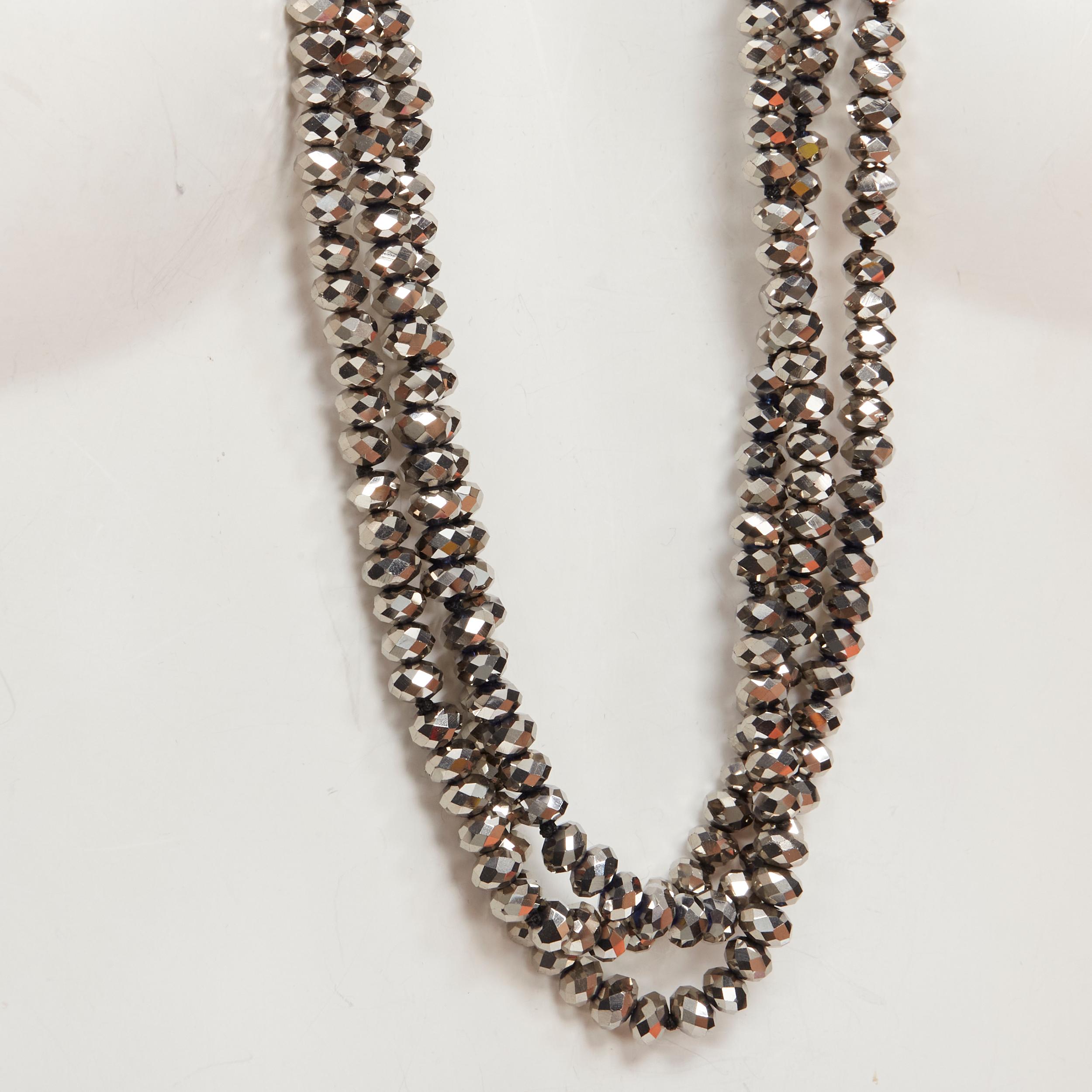 Kenneth Jay Lane, collana doppia con perline geometriche d'argento e perline grandi blu in vendita 4