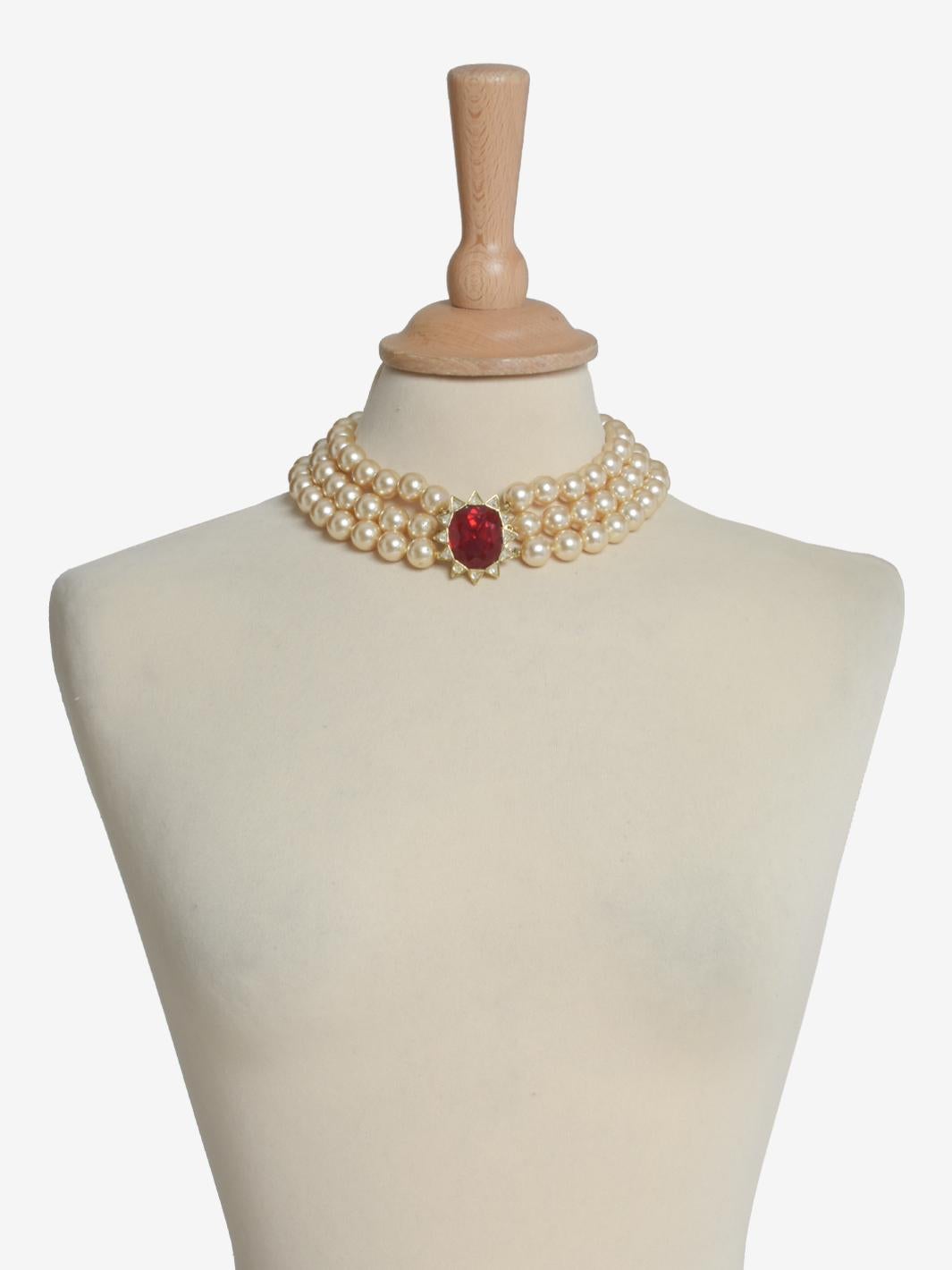 Kenneth Jay Lane Synthesis Pearl Necklace With Red Swarovski Rhinestones In Excellent Condition In Milano, IT