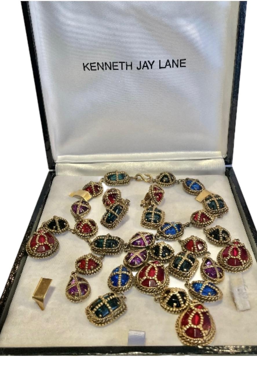 Une superbe et TRÈS RARE pièce vintage de Kenneth Jay Lane. Un collier-choker royal (style Fabergé russe) et des boucles d'oreilles assorties en métal doré filigrané avec des cabochons en verre multicolore bleu royal, vert émeraude, rouge rubis... 