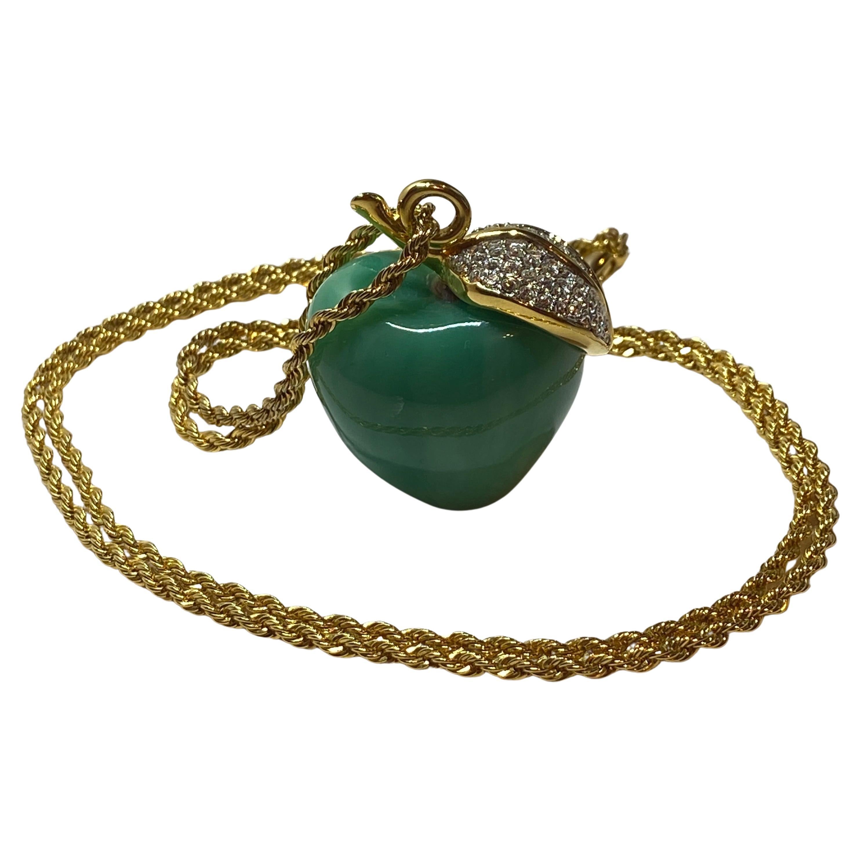 Kenneth Jay Lane Pendentif et collier fantaisie pomme en lucite vert et jade avec strass en vente