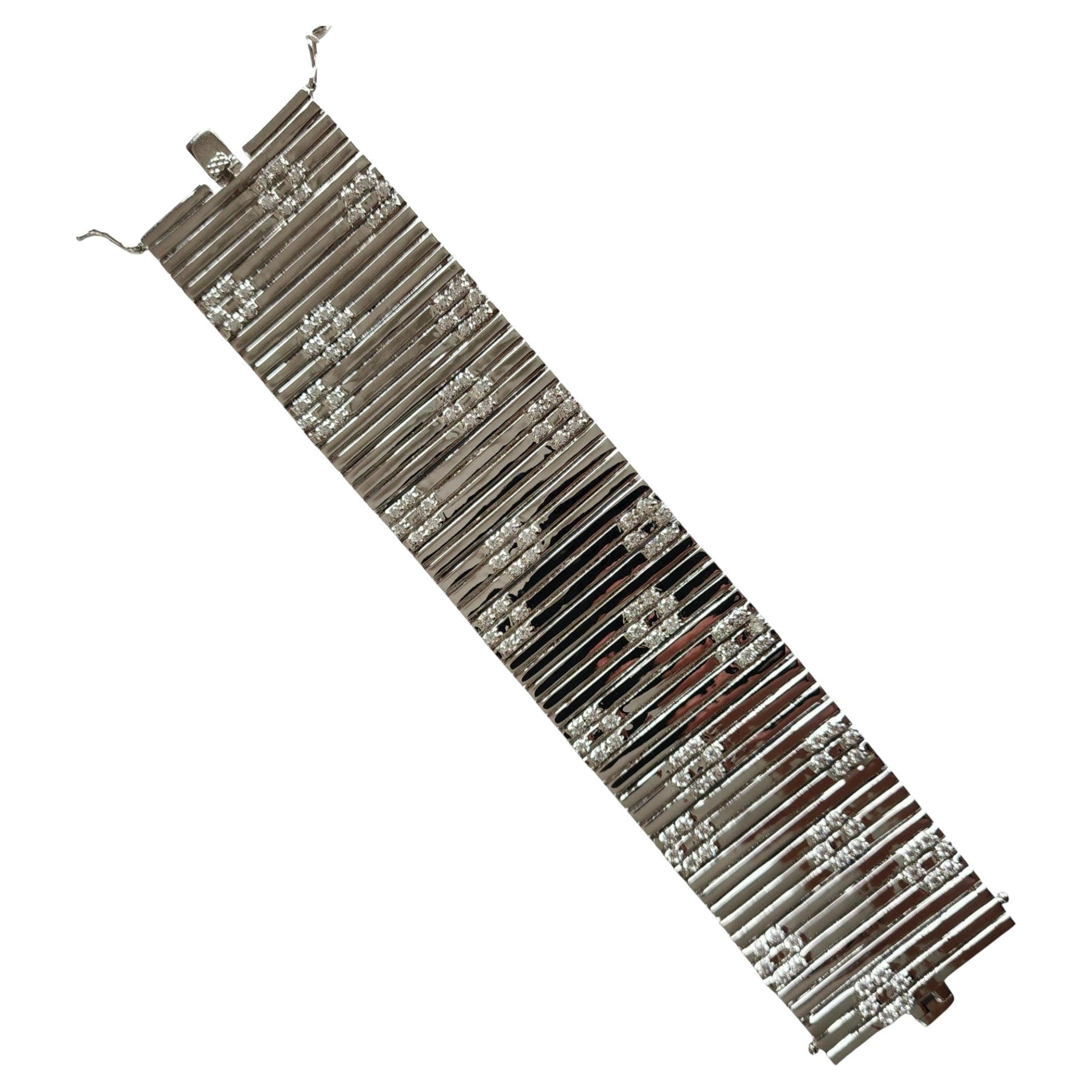 Kenneth Jay Lane Brazalete ancho acanalado con circonitas cúbicas chapado en rodio en venta