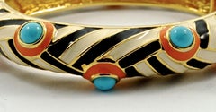 Kenneth Jay Lane Zebra gestreifter Armreif mit Koralle Emaille und türkisfarbenen Kuppeln von Kenneth Jay Lane