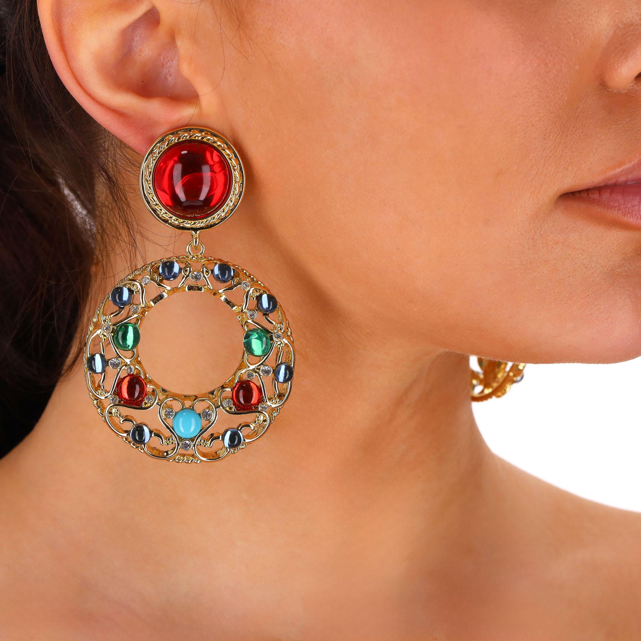 Nouveau - Kenneth Lane Boucles d'oreilles clips en plaqué or 22k avec cristaux de verre et pierres précieuses

Boucles d'oreilles en métal plaqué or 22k avec un cercle ajouré orné d'une variété de cristaux de verre et de pierres précieuses