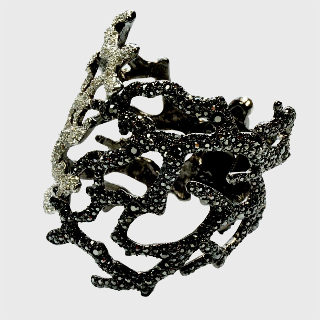 Taglio rotondo Bracciale Kenneth Lane's grigio scuro e cristallo trasparente con design Branch in corallo in vendita