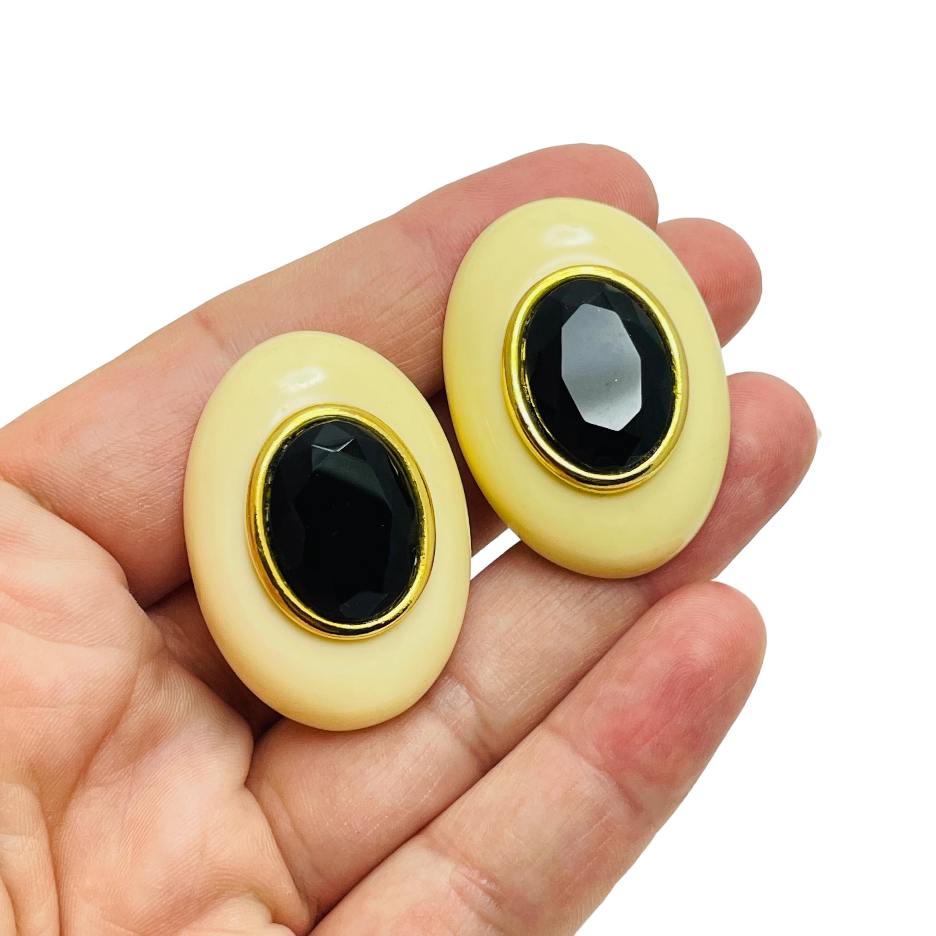 Women's KENNETH LANE signed vintage gold lucite designer clip on earrings For Sale