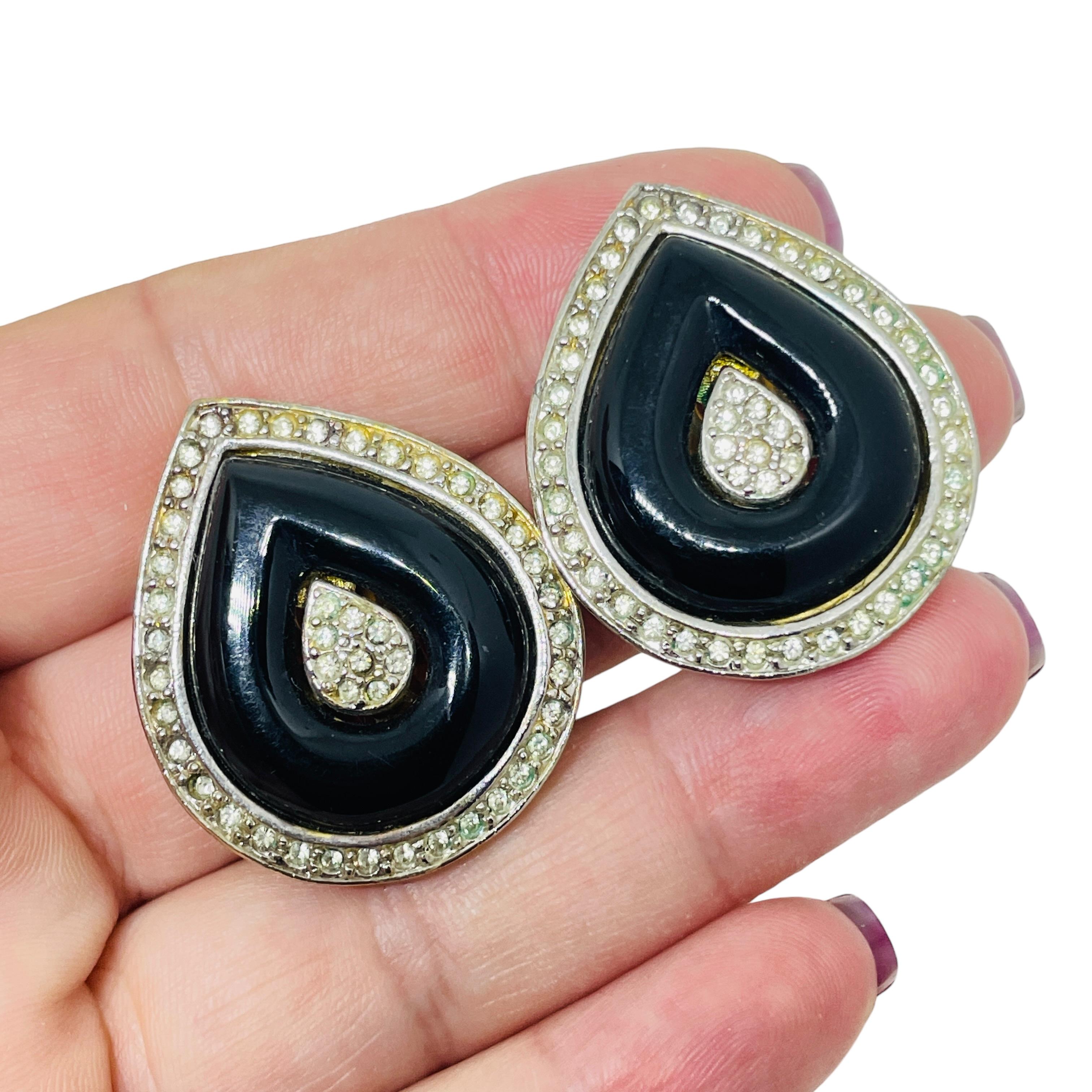 DETAILS

- • unterzeichnet von KENNETH LANE

- • Harz und Goldton mit Strasssteinen

- • Vintage-Designer-Ohrringe
 
MASSNAHMEN  

- • CONDIT

- •  sehr guter Vintage-Zustand mit minimalen Gebrauchsspuren 

 Sku 54

❤️❤️   VINTAGE-DESIGNER-SCHMUCK  