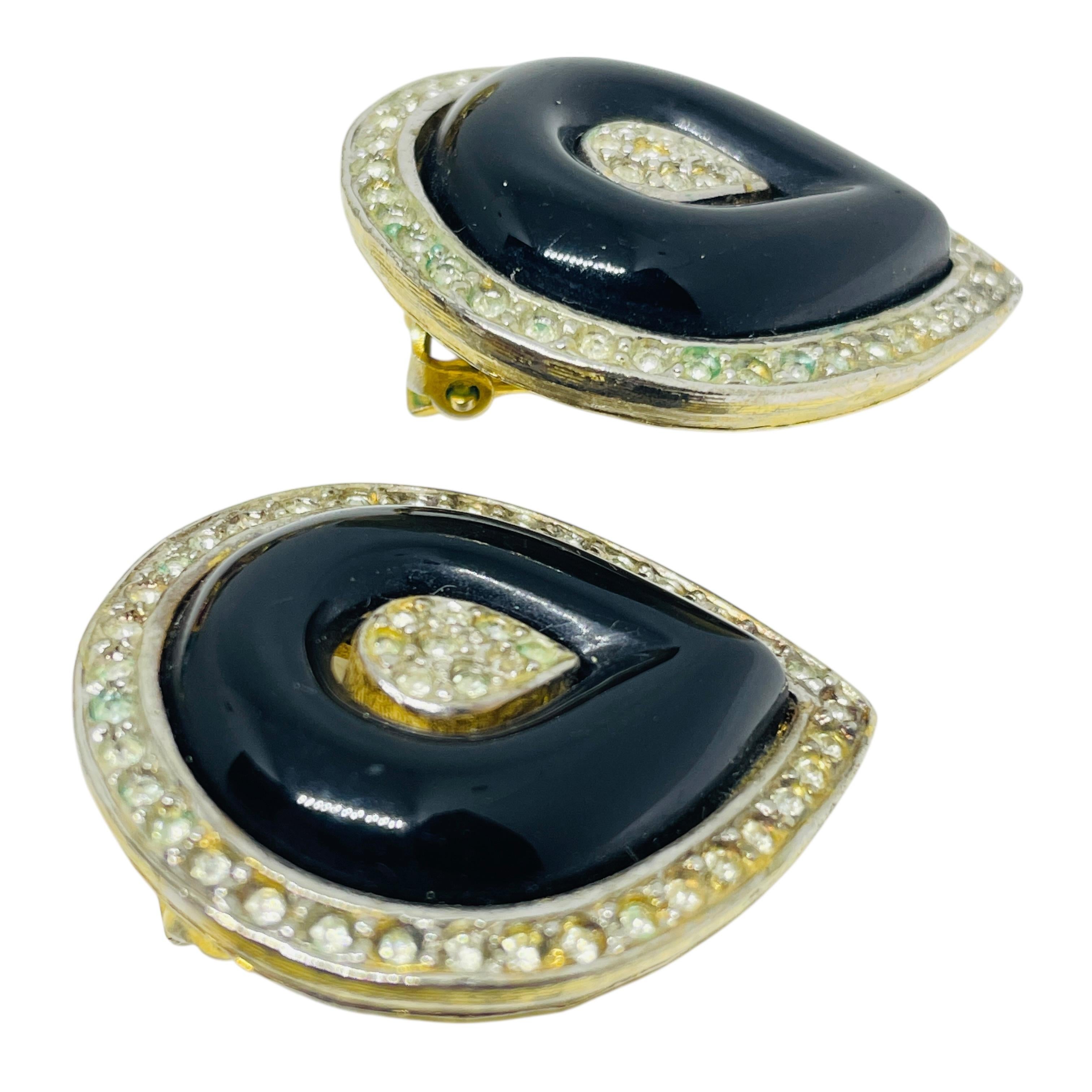 KENNETH LANE signiert Vintage Gold Harz Strass Designer Clip auf Ohrringe für Damen oder Herren im Angebot