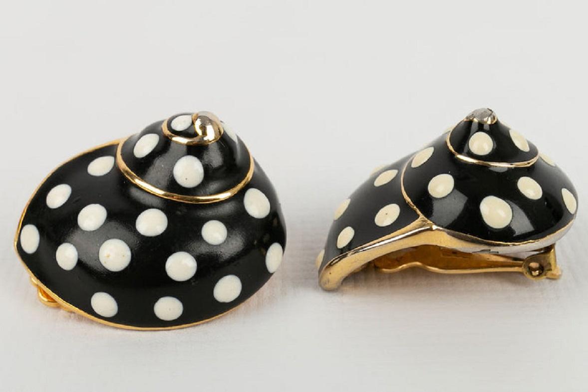 Kenneth Lane Snail Golden Metal Clip Earrings Enamelled In Good Condition For Sale In SAINT-OUEN-SUR-SEINE, FR