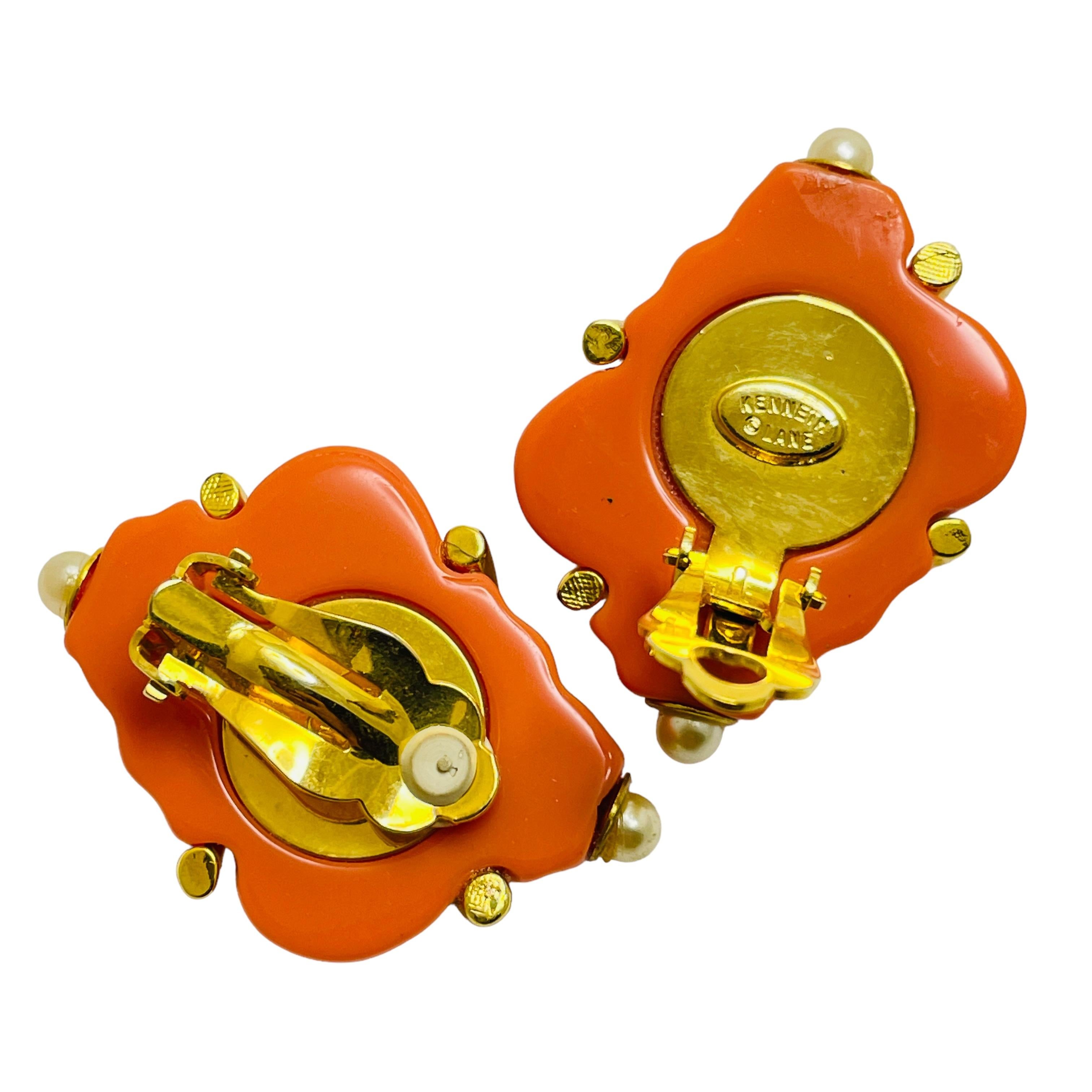 KENNETH LANE vintage faux coral gold seashell designer clip on earrings In Good Condition For Sale In Palos Hills, IL