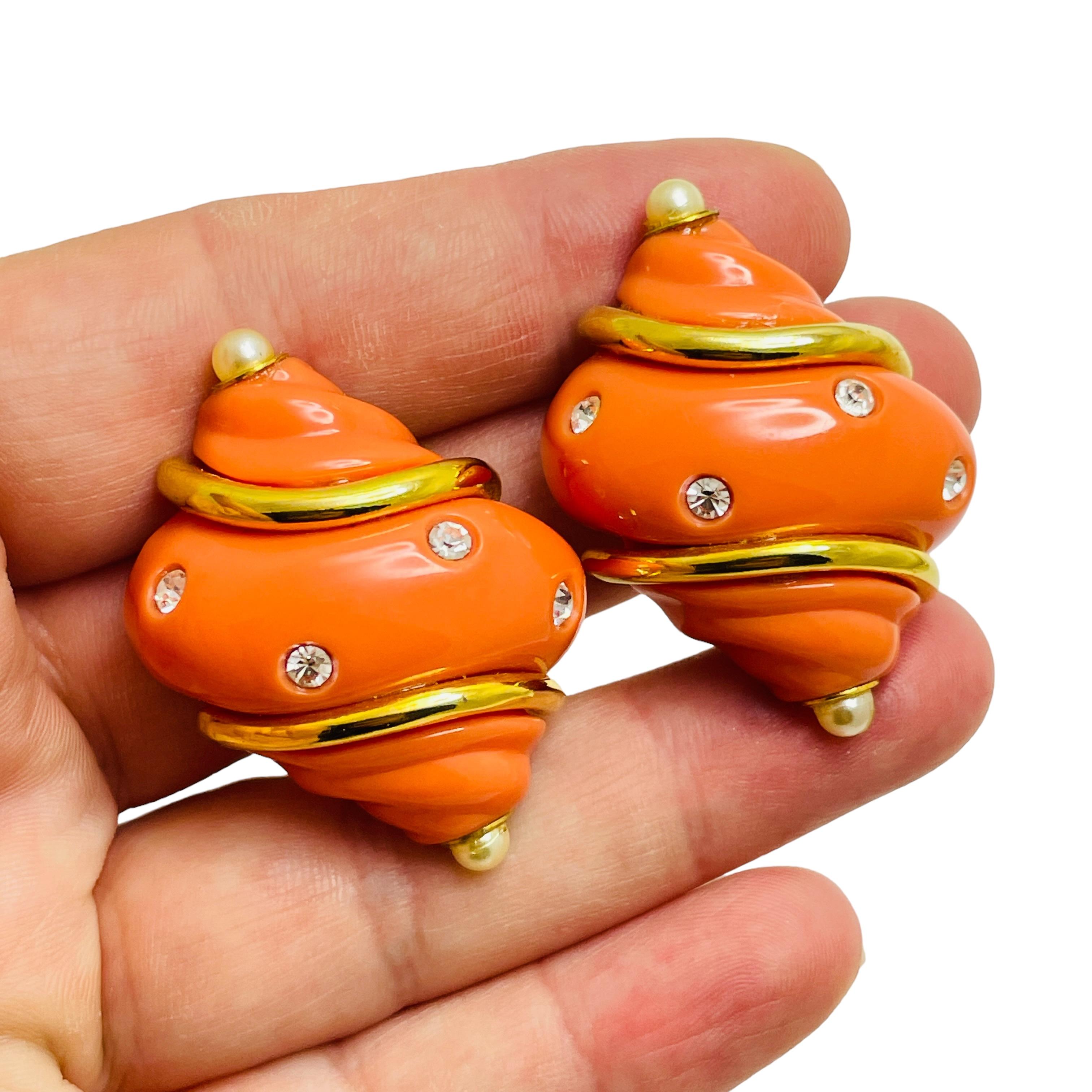 Women's KENNETH LANE vintage faux coral gold seashell designer clip on earrings For Sale