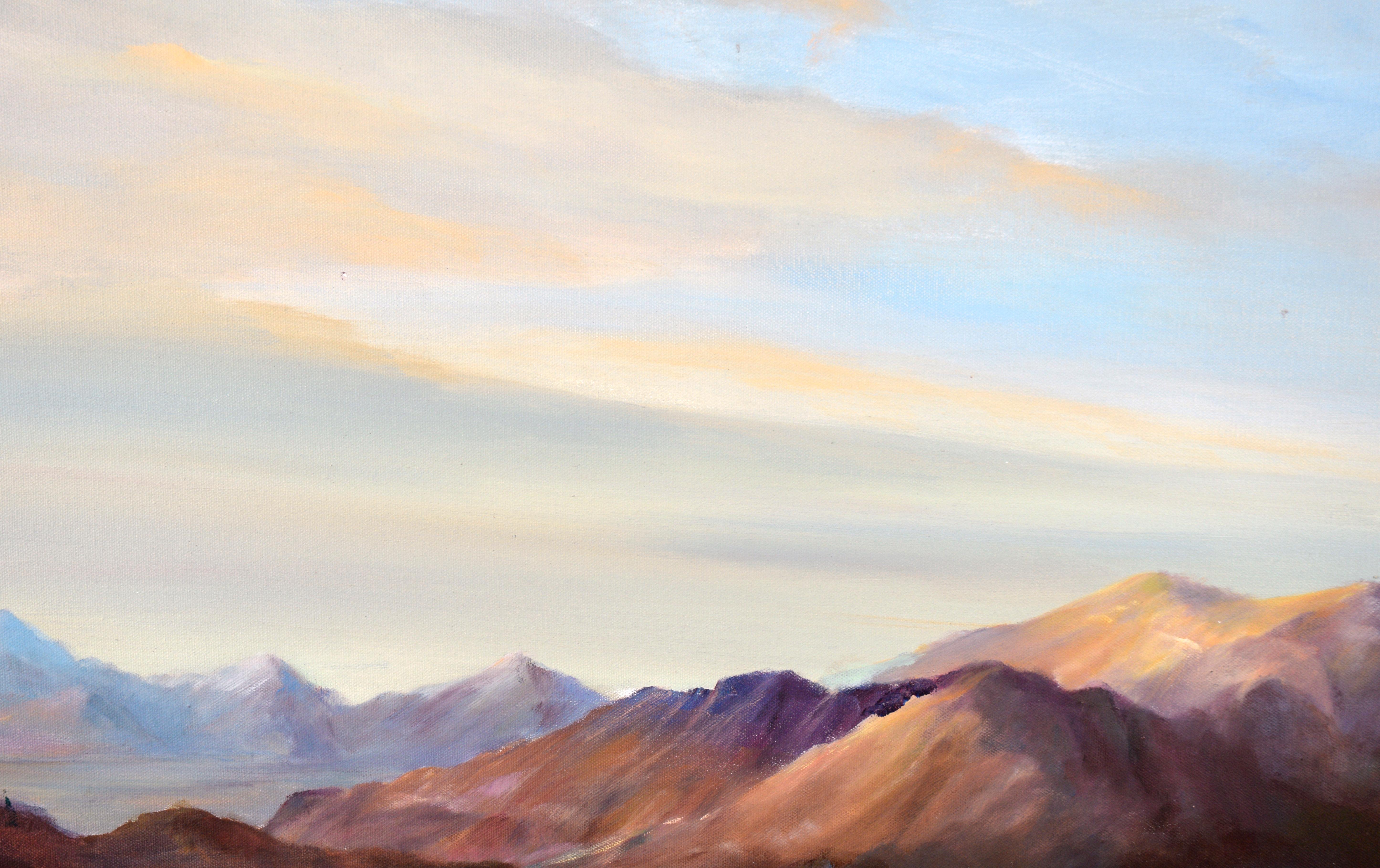The Deer at the Purple Mountains - Landschaft in Öl auf Leinwand

Dramatische Berglandschaft des kalifornischen Künstlers Ken Lucas (Amerikaner, 20. Jahrhundert). Rehe grasen auf den Wiesen am Fuße einer Bergkette. Die Berge sind in satten