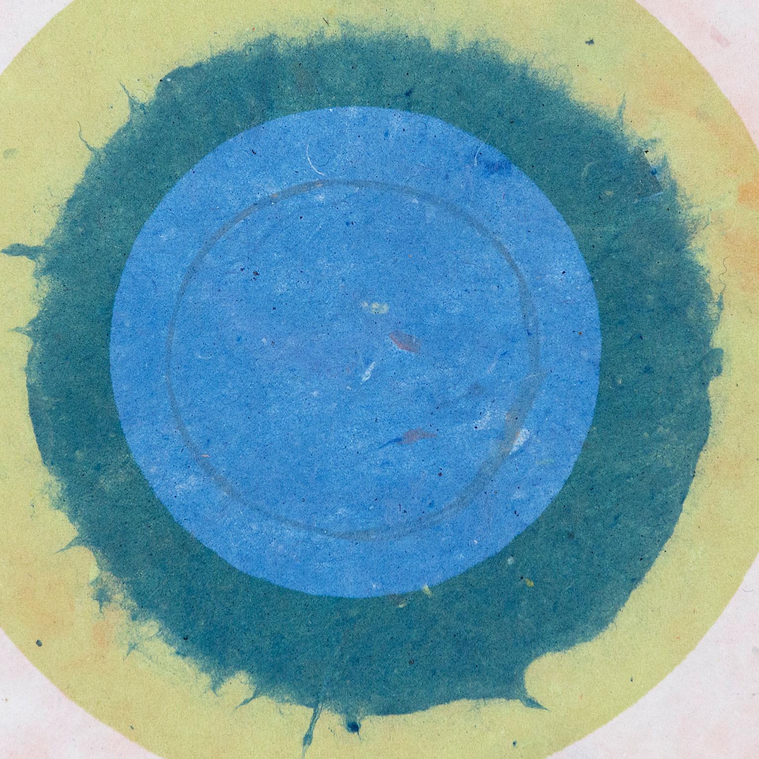 Kenneth Noland (1924 - 2010) ist einer der wichtigsten Künstler, die zur Entwicklung der amerikanischen Abstraktion beigetragen haben. Er ist eine der bekanntesten Persönlichkeiten der Farbfeld-Bewegung.

Im Gegensatz zu vielen seiner Zeitgenossen