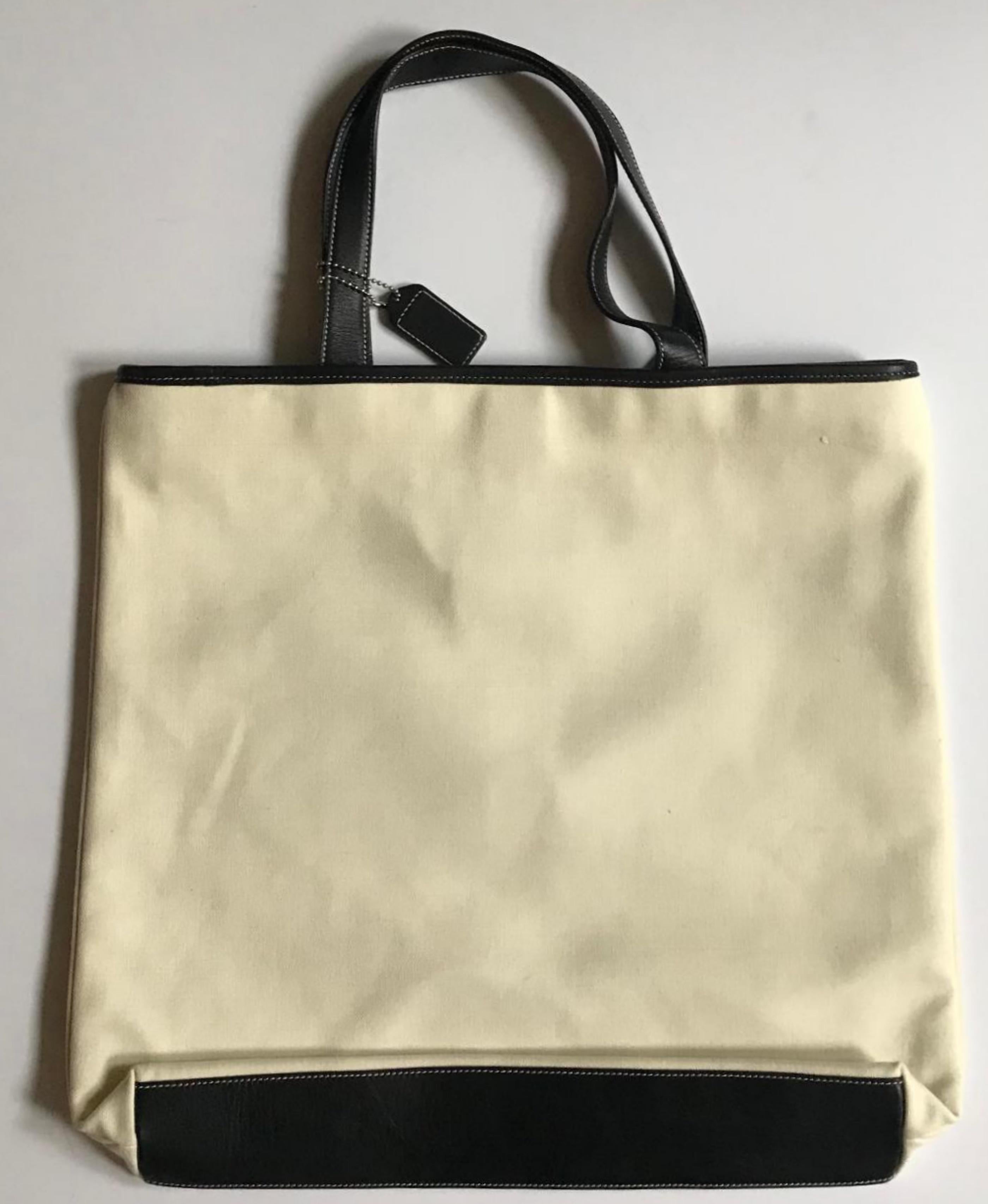 Kenneth Noland
Tote de lona de edición limitada, 1977
Técnica mixta: Serigrafía sobre lienzo con asas y etiqueta de cuero. Numerado con sello de tinta
15 × 15 pulgadas
Edición 268/500
Plancha firmada y fechada Kenneth Noland y sello numerado de la