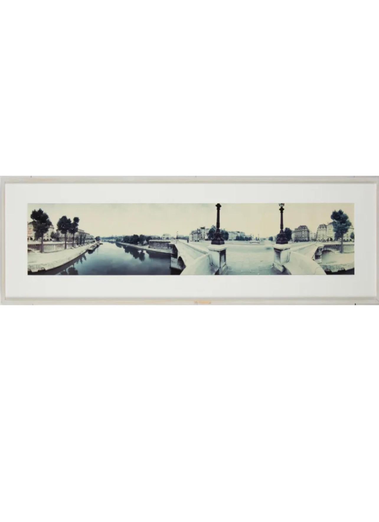 Kenneth Snelson (Amerikaner, 1927-2016). 
Fotografie, die ein Panorama der Seine und der Brücken in Paris, Frankreich, zeigt
Handsigniert, datiert 1985,  nummeriert 5/6, unten rechts.

Provenienz: Sammlung von Bruce Dayton & Ruth Stricker Dayton,