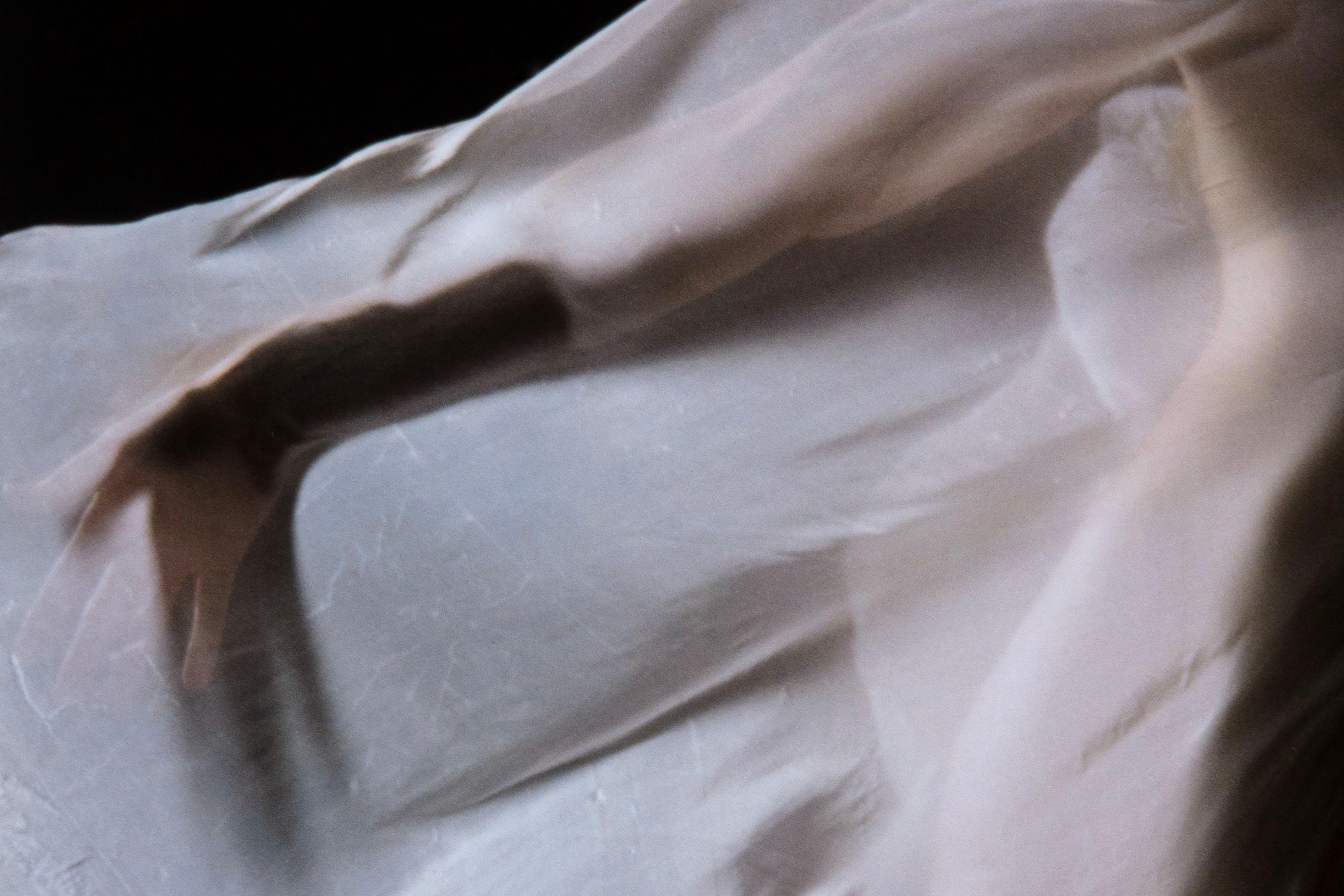Contre l'obscurité - Photograph de Kenneth Vonderberg