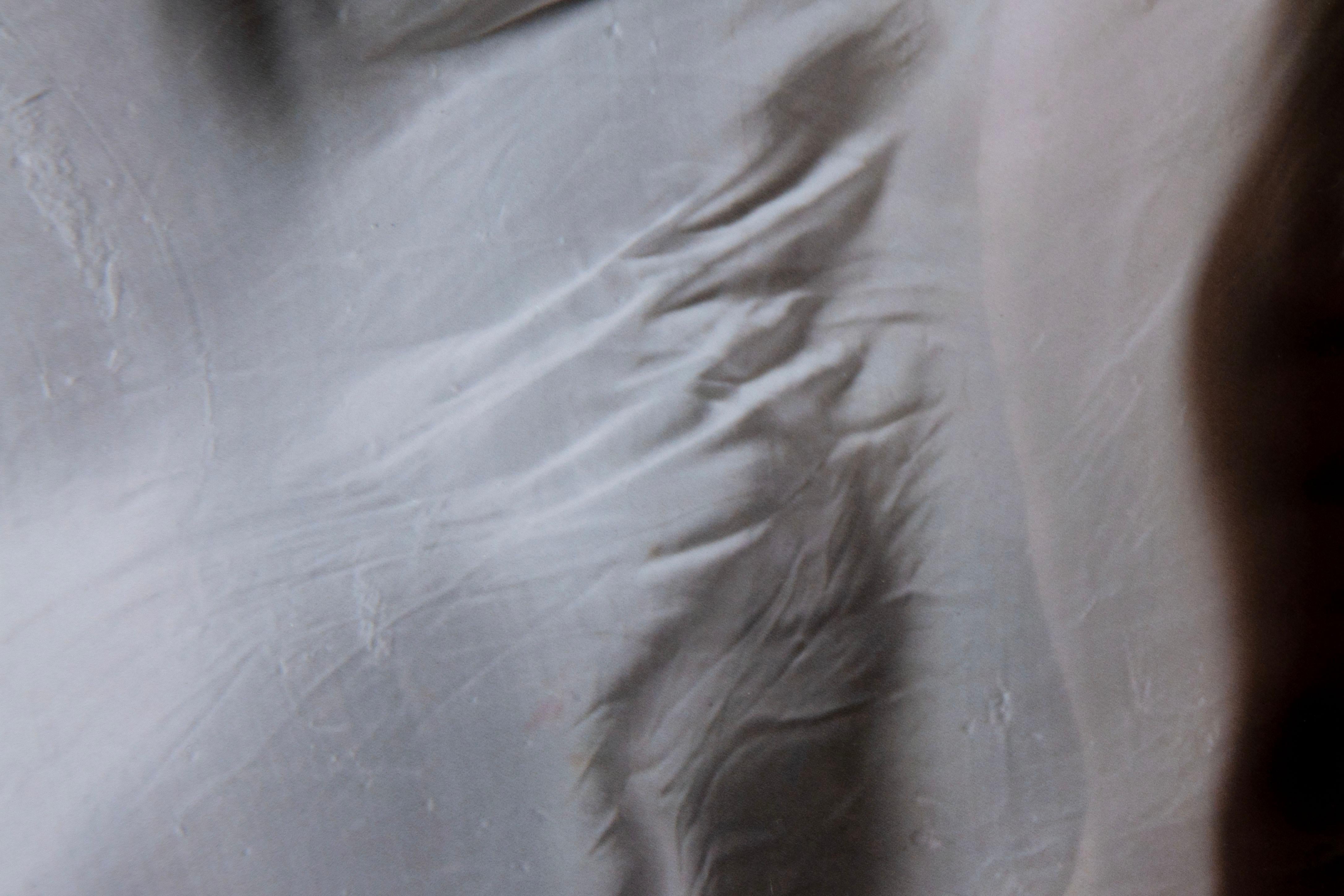 Contre l'obscurité - Violet Figurative Photograph par Kenneth Vonderberg