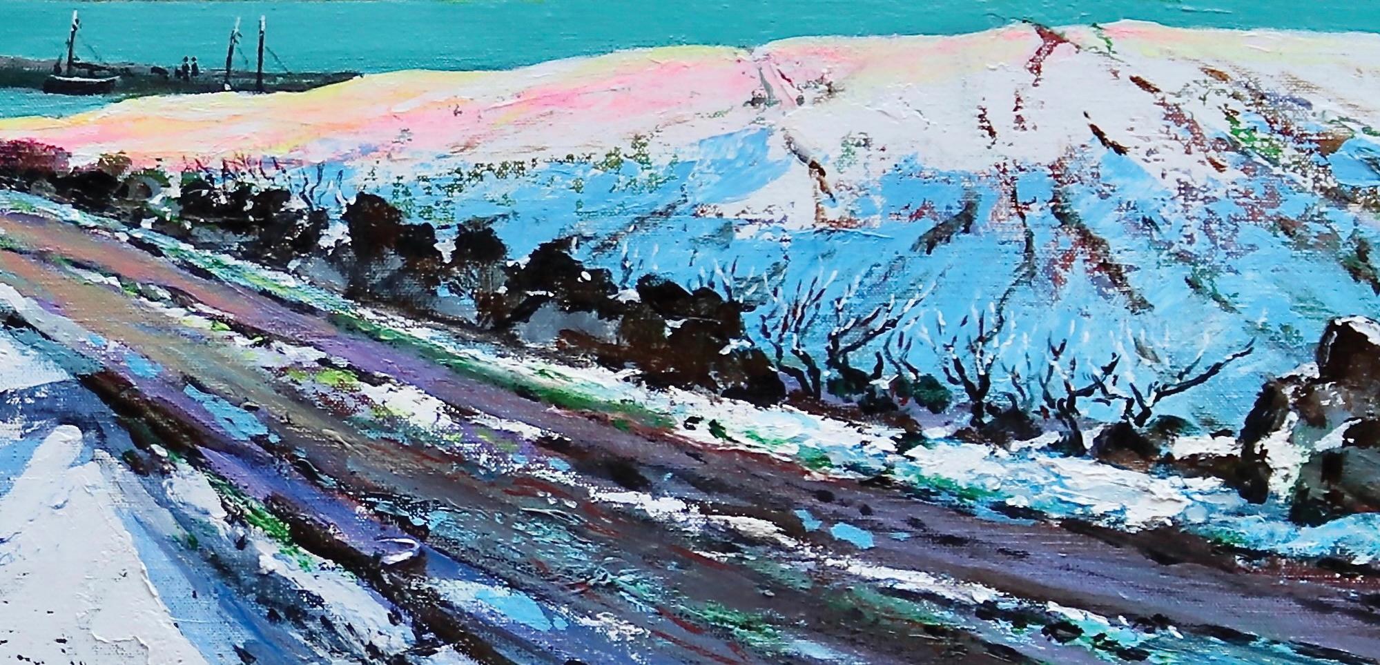 Dimensioni della cornice: 73,4 x 123,9 cm x 5,6 cm

Winter's Awakening di Kenneth Webb racchiude la cruda bellezza della costa irlandese sotto la neve. Una strada tortuosa, fiancheggiata da muri di pietra scura, conduce a un porto lontano, mentre il