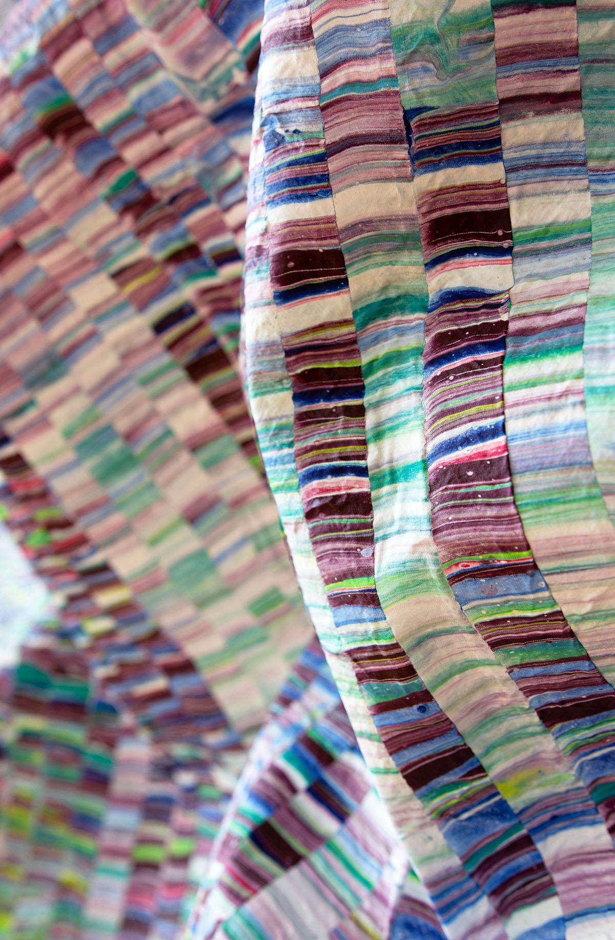 Pittura verticale dimensionale su seta dai toni Jewell, arte astratta contemporanea in vendita 4