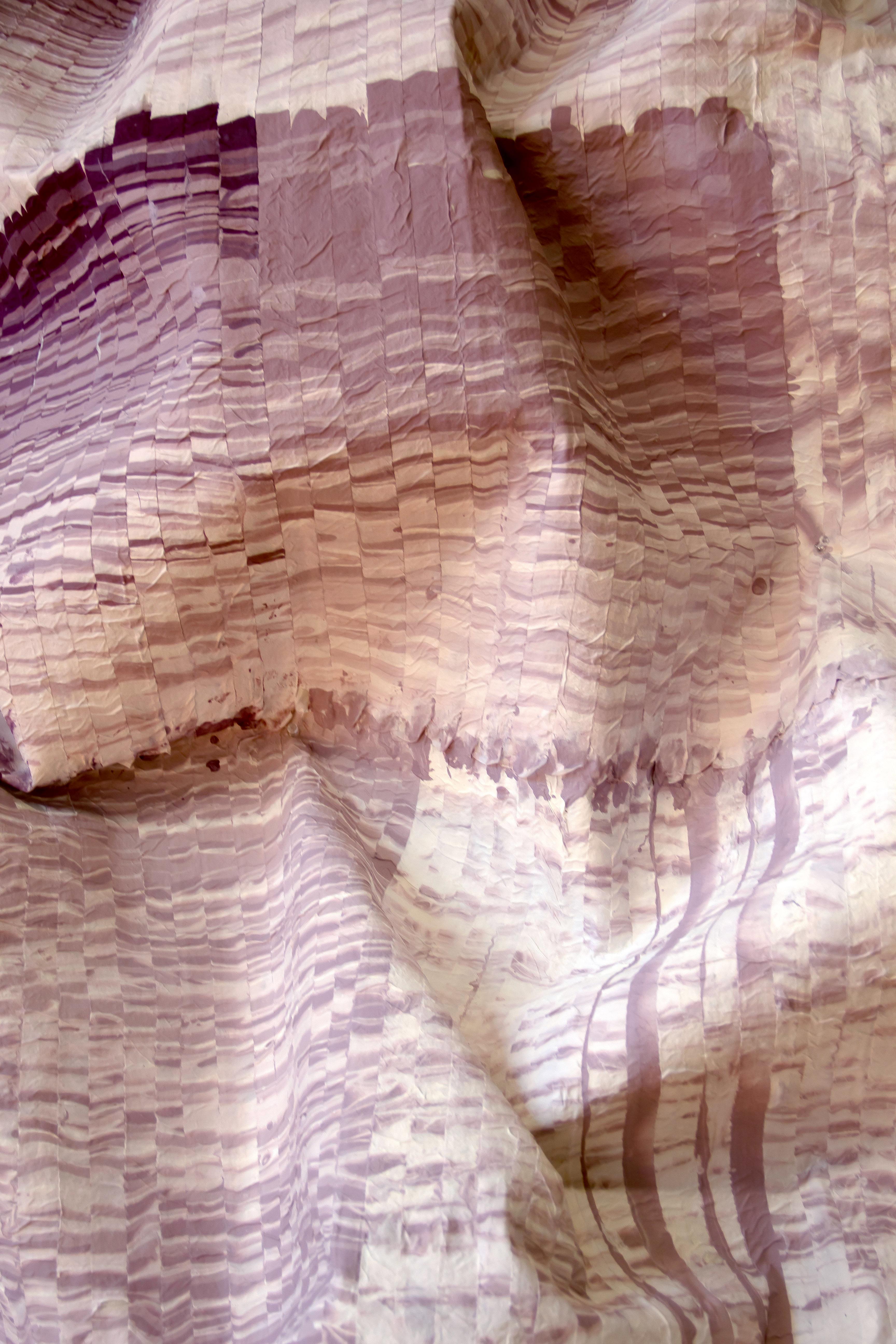 Peinture tridimensionnelle en soie rose, blanche, violette, découpée à la main et montée sur un mur. en vente 3