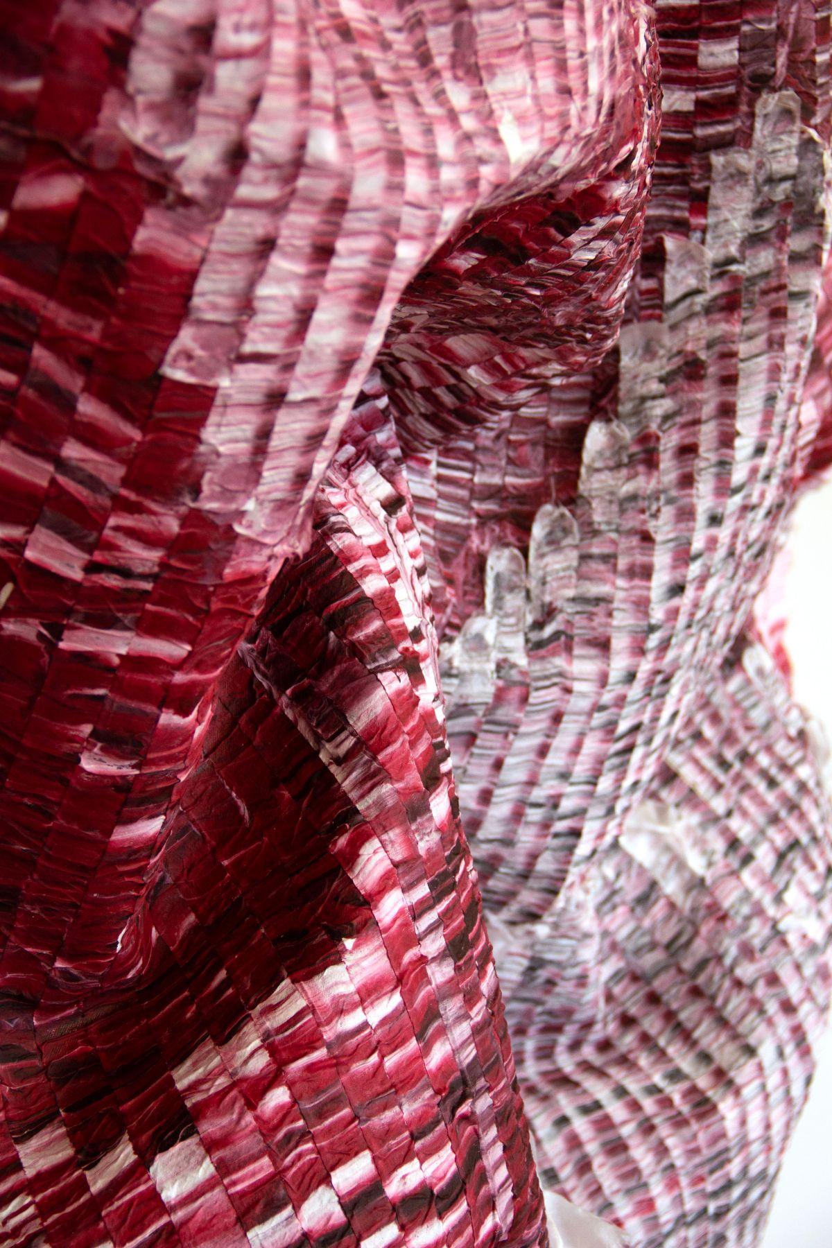 Dreidimensionales, rosa, weißes, violettes, handgeschliffenes Seidengemälde an der Wand montiert im Angebot 2