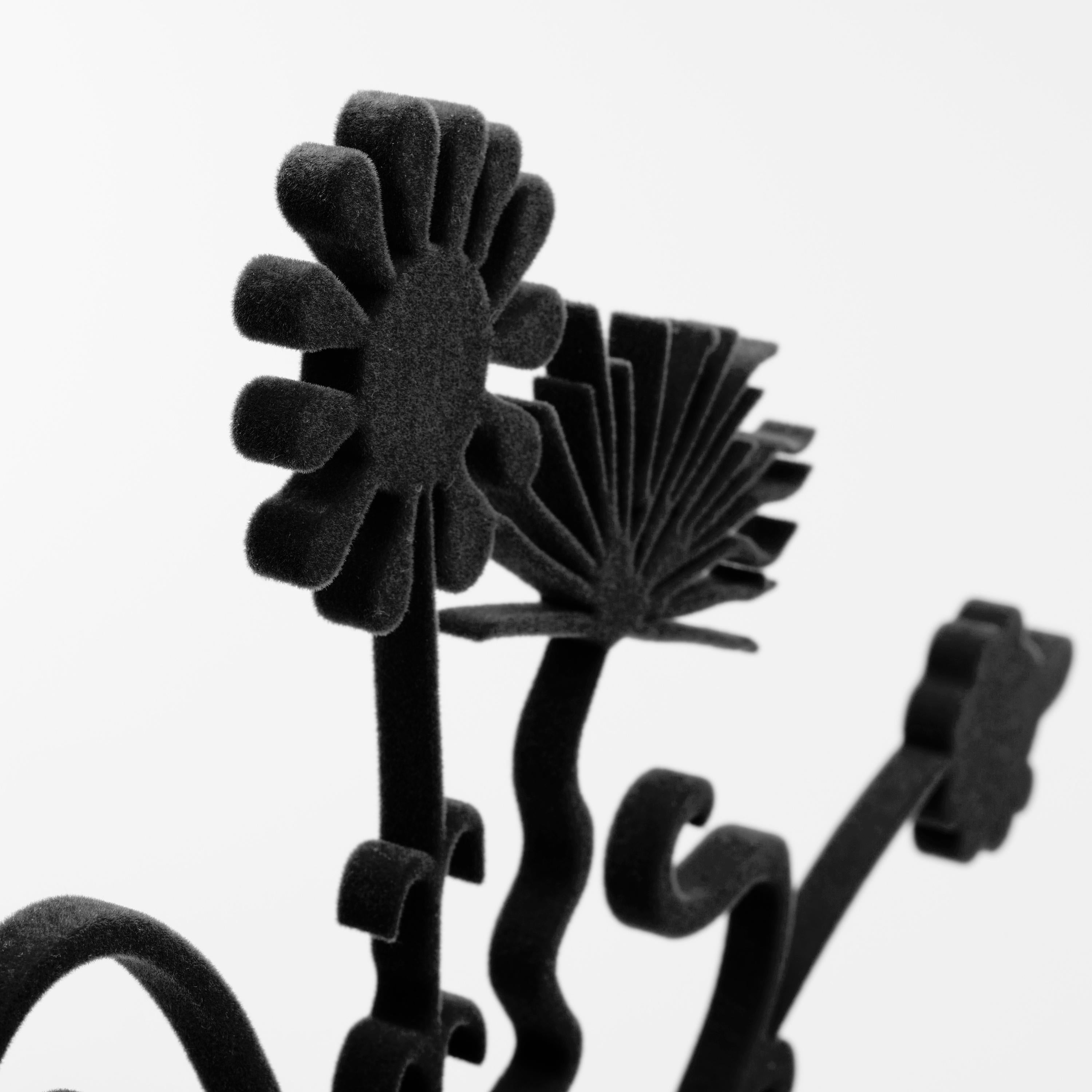 Geformtes Aluminium mit schwarzer Beflockung, montiert auf einem Sockel aus poliertem Edelstahl mit beflockten Füßen.  Größe: 25 x 21 x 0,375 Zoll (Sockel 3,5 x 9 x 0,25 Zoll).  Eingravierte Künstlersignatur am Sockel; gestempelte Editionsnummer und