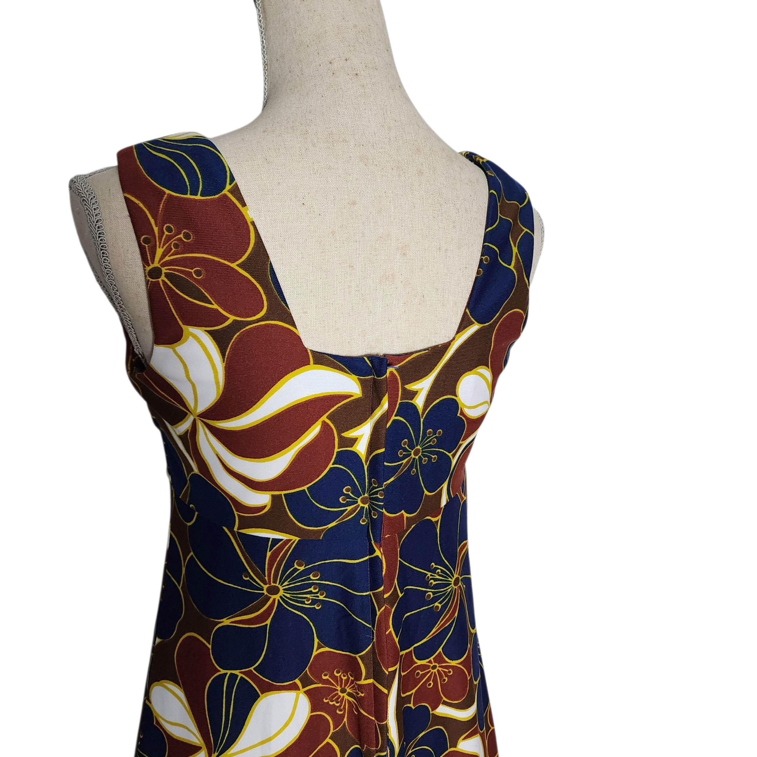 Kenolo Fashions - Robe longue à imprimé floral hawaïen avec nœud, 1970 Pour femmes en vente