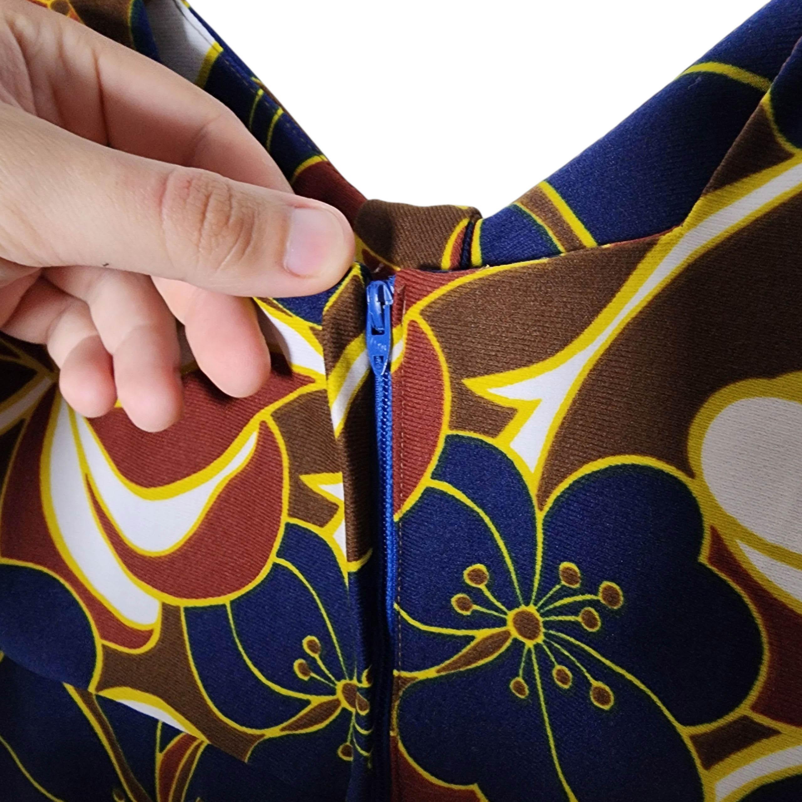 Kenolo Fashions - Robe longue à imprimé floral hawaïen avec nœud, 1970 en vente 3
