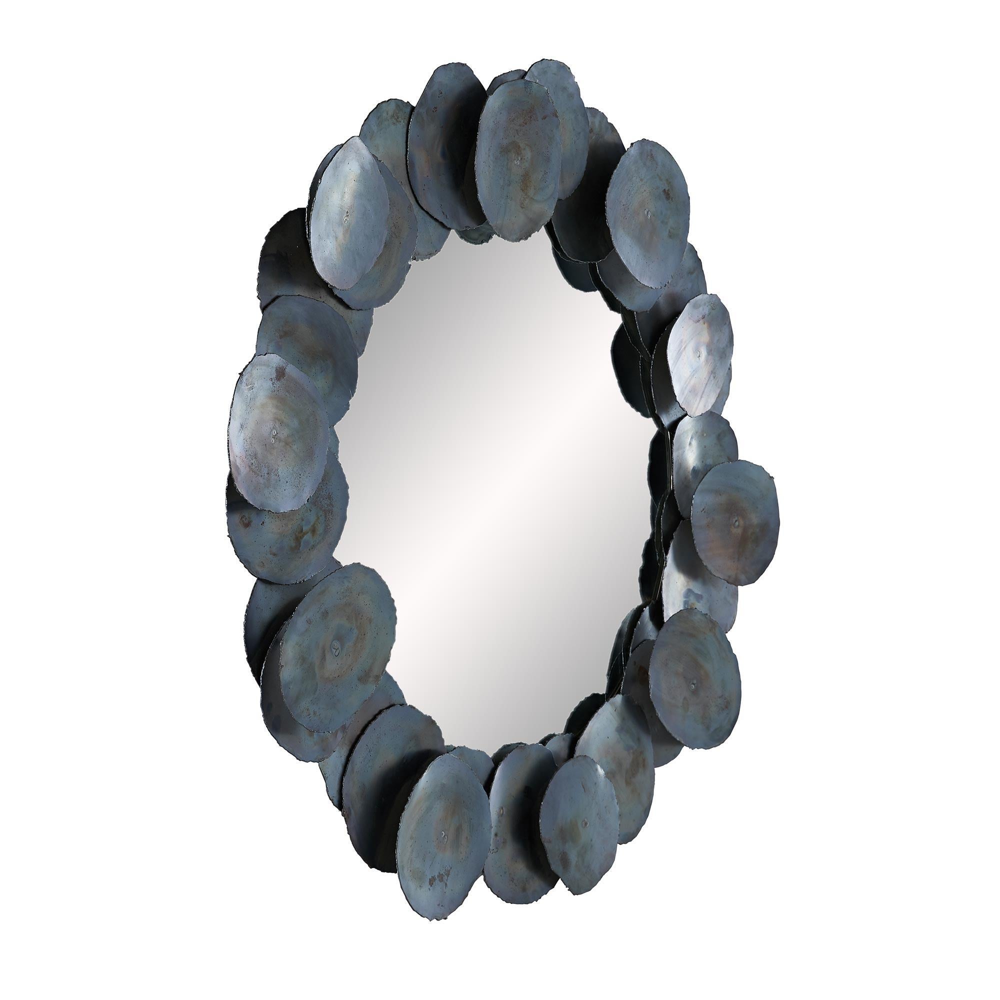 Frappant et sculptural, le miroir Kensey Discs est une pièce audacieuse qui apporte une touche d'art industriel à n'importe quel espace. Chaque miroir est fabriqué à partir de plus de 20 disques de fer découpés à la main, formant un cadre dynamique
