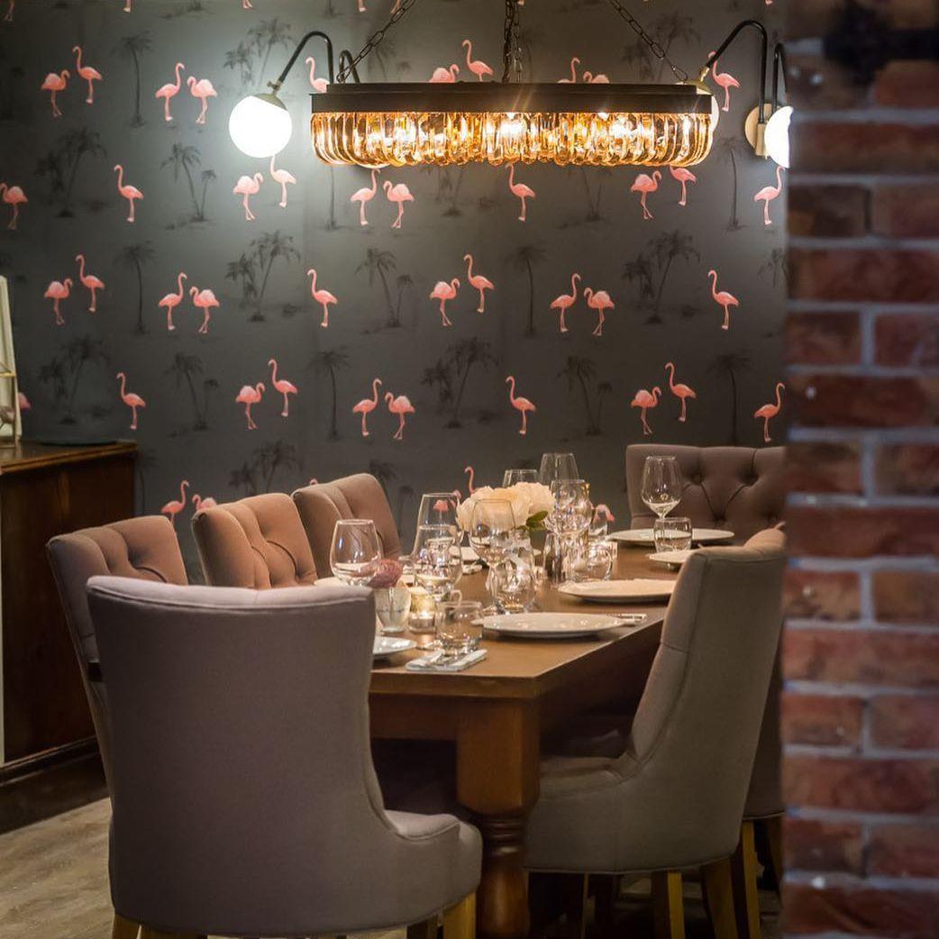 Una superba serie di lampadari in cristallo Kensington Amber, del XX secolo. 

Glamour e unico, il nostro nuovo lampadario a sospensione in cristallo è un pezzo forte per qualsiasi spazio moderno.

Questa luce accattivante è disponibile in