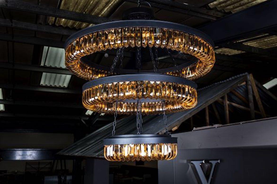 Europeo Serie di lampadari in cristallo ambrato di Kensington, 20° secolo in vendita