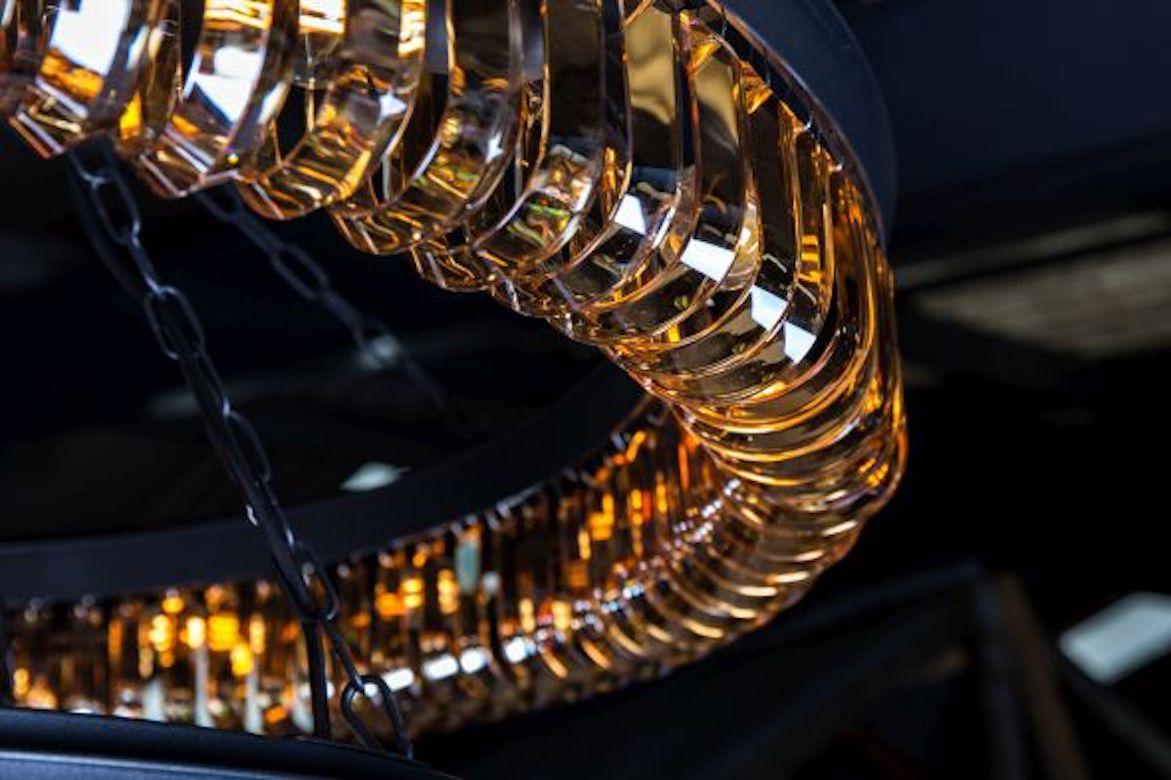 Vetro Serie di lampadari in cristallo ambrato di Kensington, 20° secolo in vendita