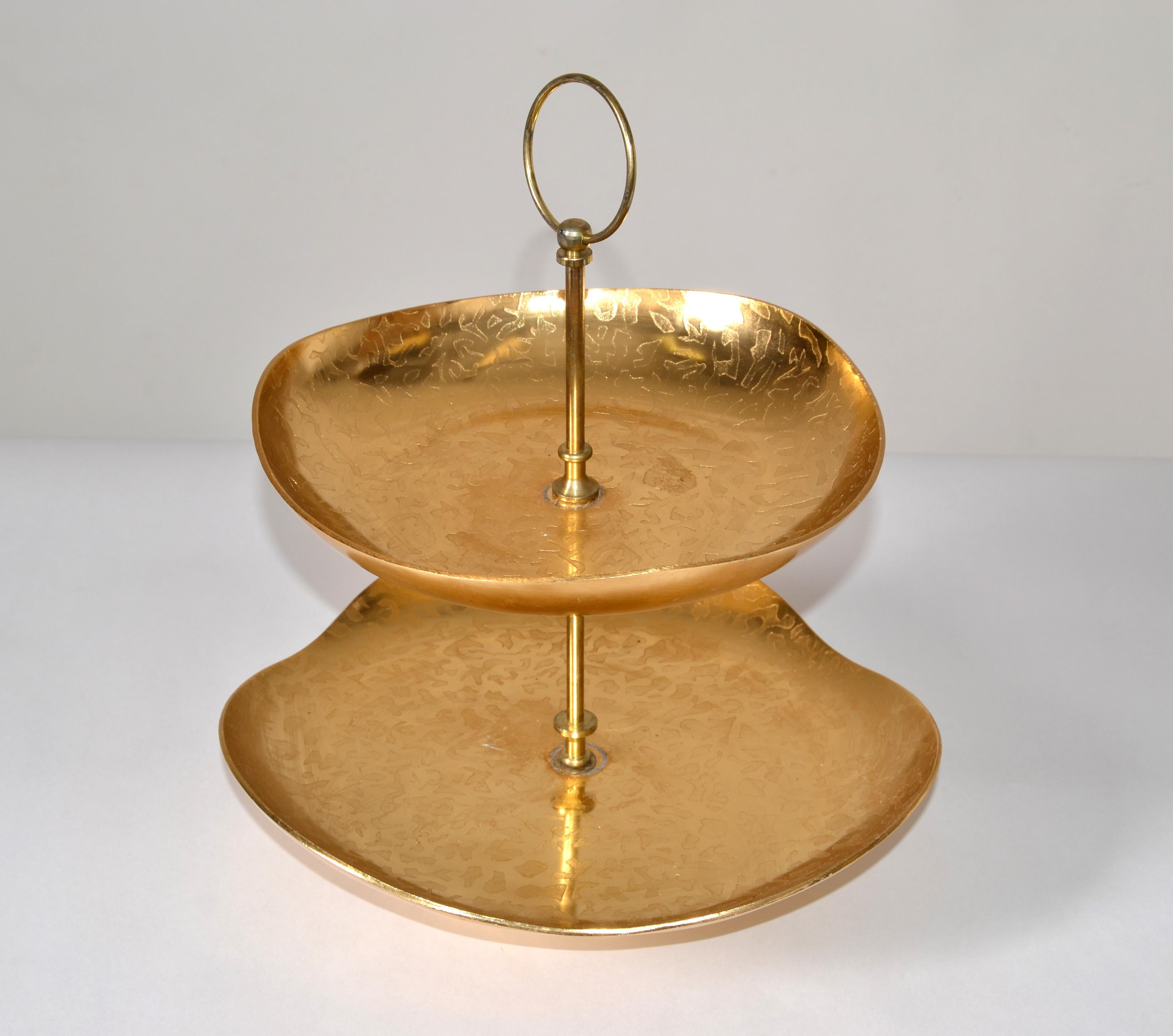 Kensington Moire Gold Plate Two Tier Center Handled Etched Snack Serving Stand  en vente 7