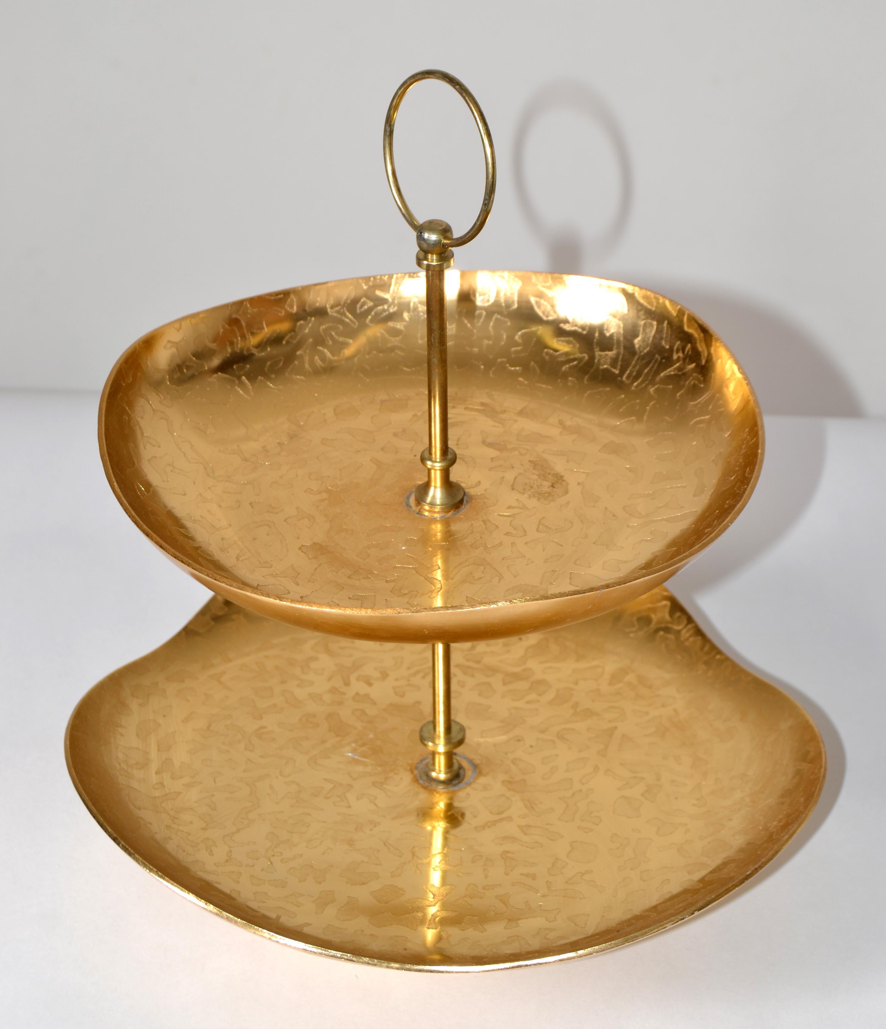 Soporte para aperitivos grabado de dos pisos con asa central en chapa de oro moaré Kensington  Moderno de mediados de siglo en venta