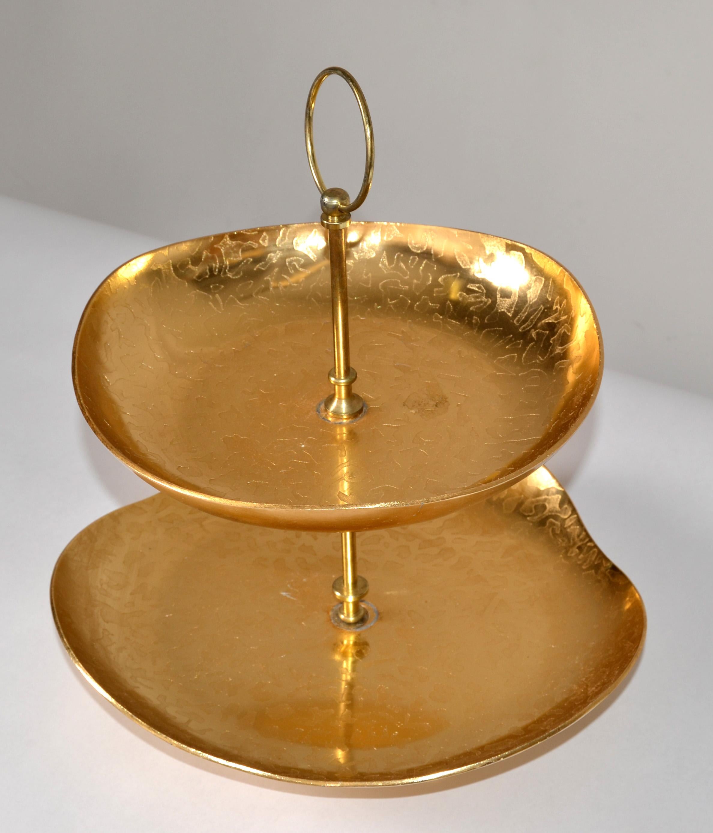 Soporte para aperitivos grabado de dos pisos con asa central en chapa de oro moaré Kensington  Grabado en venta