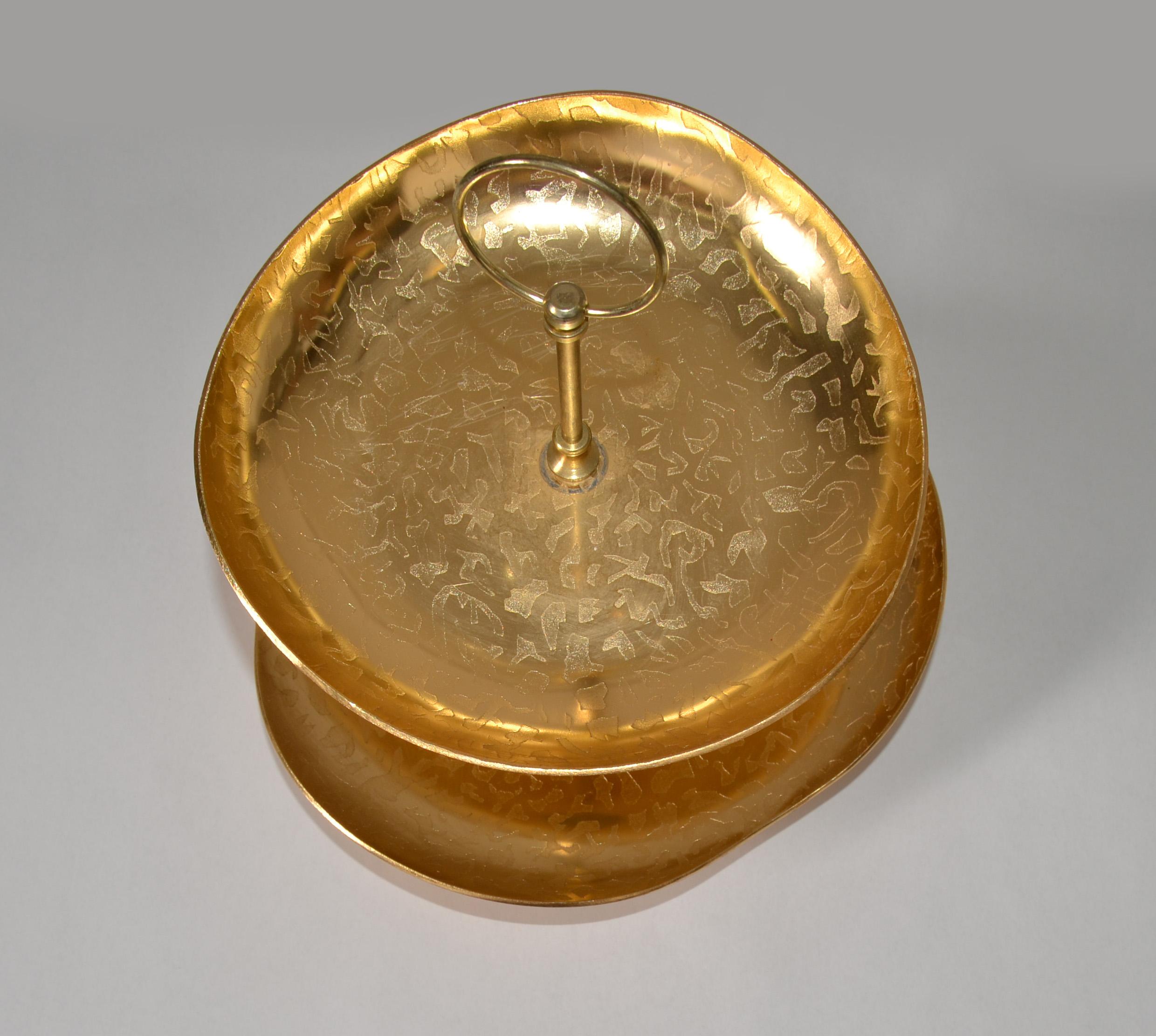 Soporte para aperitivos grabado de dos pisos con asa central en chapa de oro moaré Kensington en venta 1