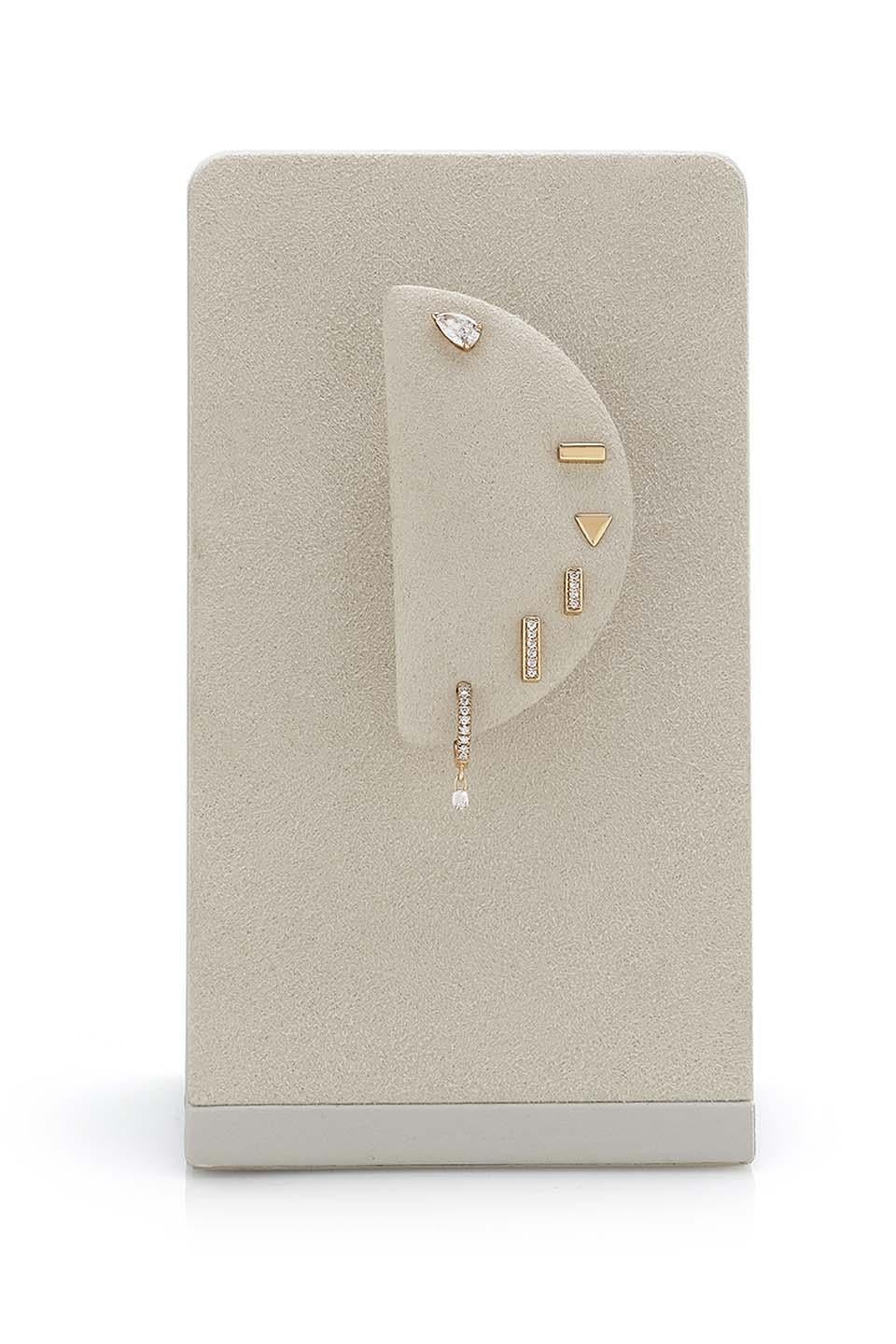 Kensington Piramide Earrings Full Diamonds / Rose Gold. Drop earrings with white diamonds (0,52 ct.) set in rose gold 18Kt.
Kensington, a new British redesign collection inspired by Kensington Gardens. Bracelets, earrings, necklaces and rings, gold