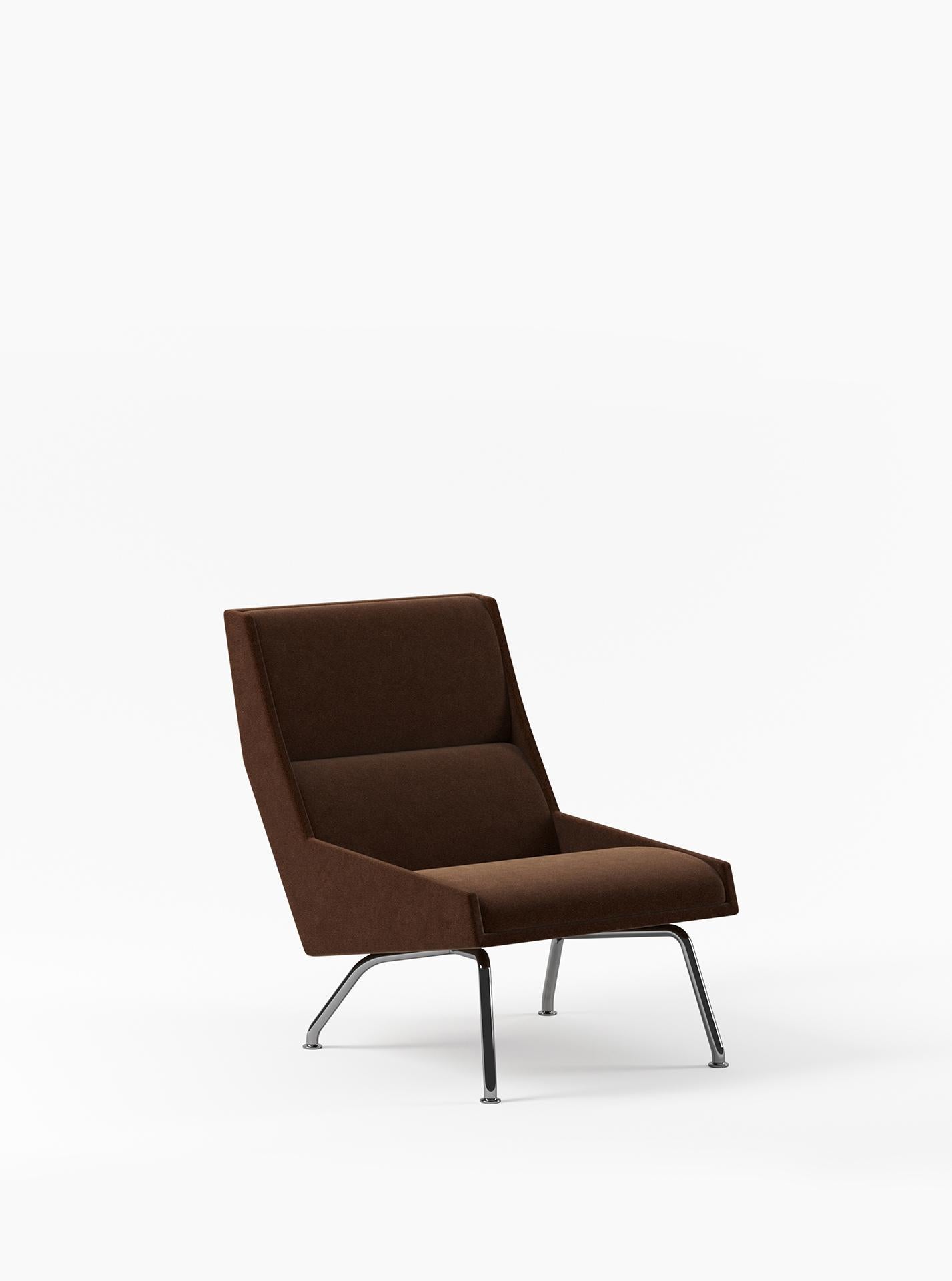 Le fauteuil Kent témoigne de l'art de la forme et de la fabrication. Elle incarne une silhouette élégante, s'inspirant des éléments emblématiques du design italien des années 1950, notamment les lignes anguleuses de la célèbre chaise 811 de Gio