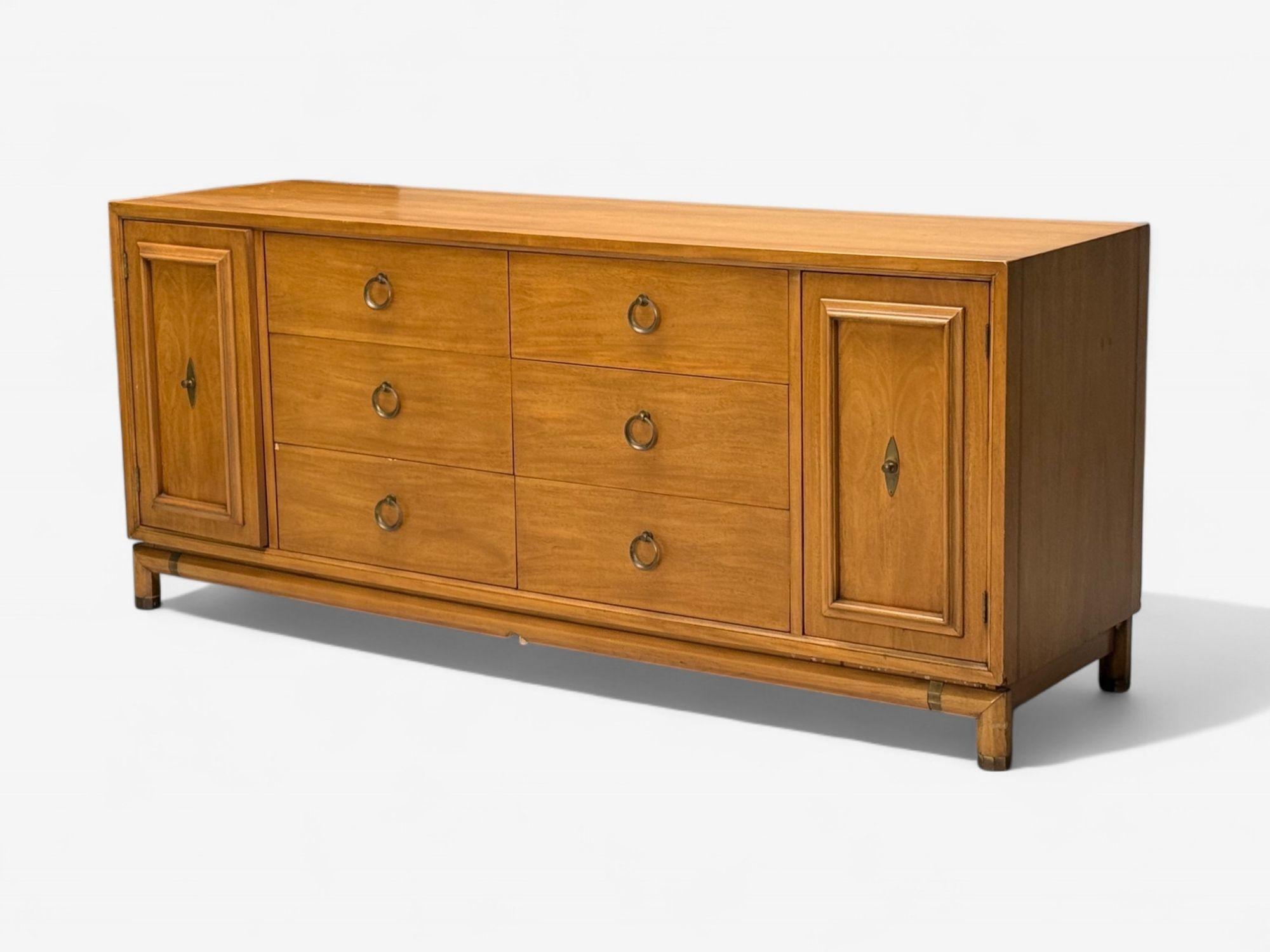 Kent Coffey, Comò americano di metà secolo, noce, ottone, USA, anni '60

Comò in noce e ottone progettato e prodotto da Kent Coffey negli Stati Uniti negli anni '60 circa. Questo esemplare presenta due ante a battente che rivelano scaffali e 6