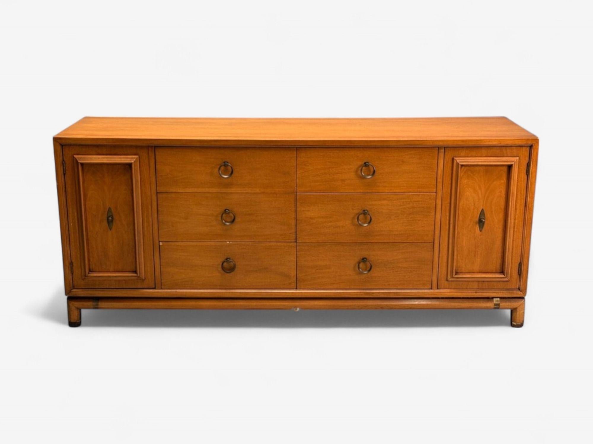 Mid-Century moderno Kent Coffey, Comò moderno americano, noce, ottone, USA, anni '60 in vendita