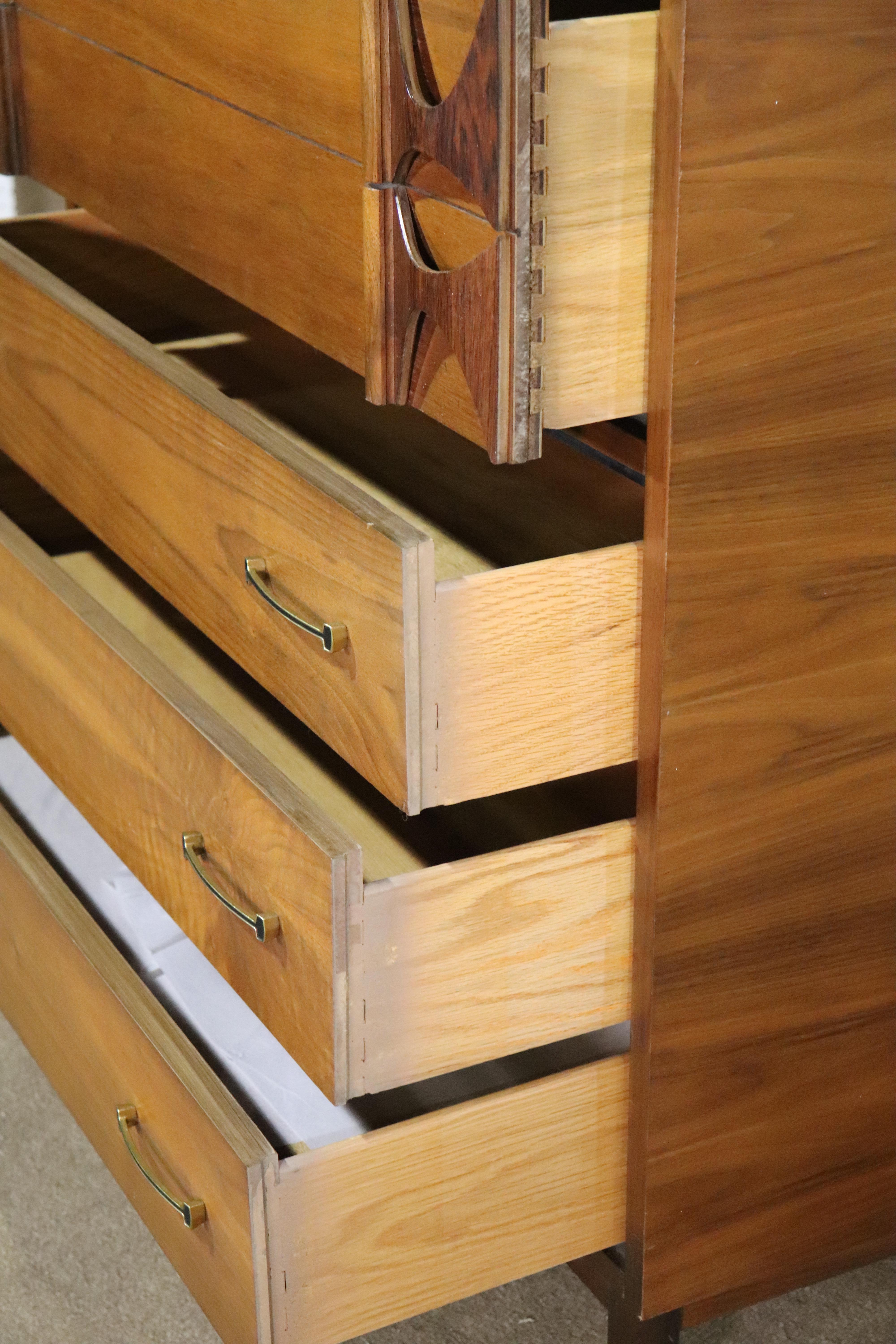 Mid-Century moderno Cassettone Kent Coffey 