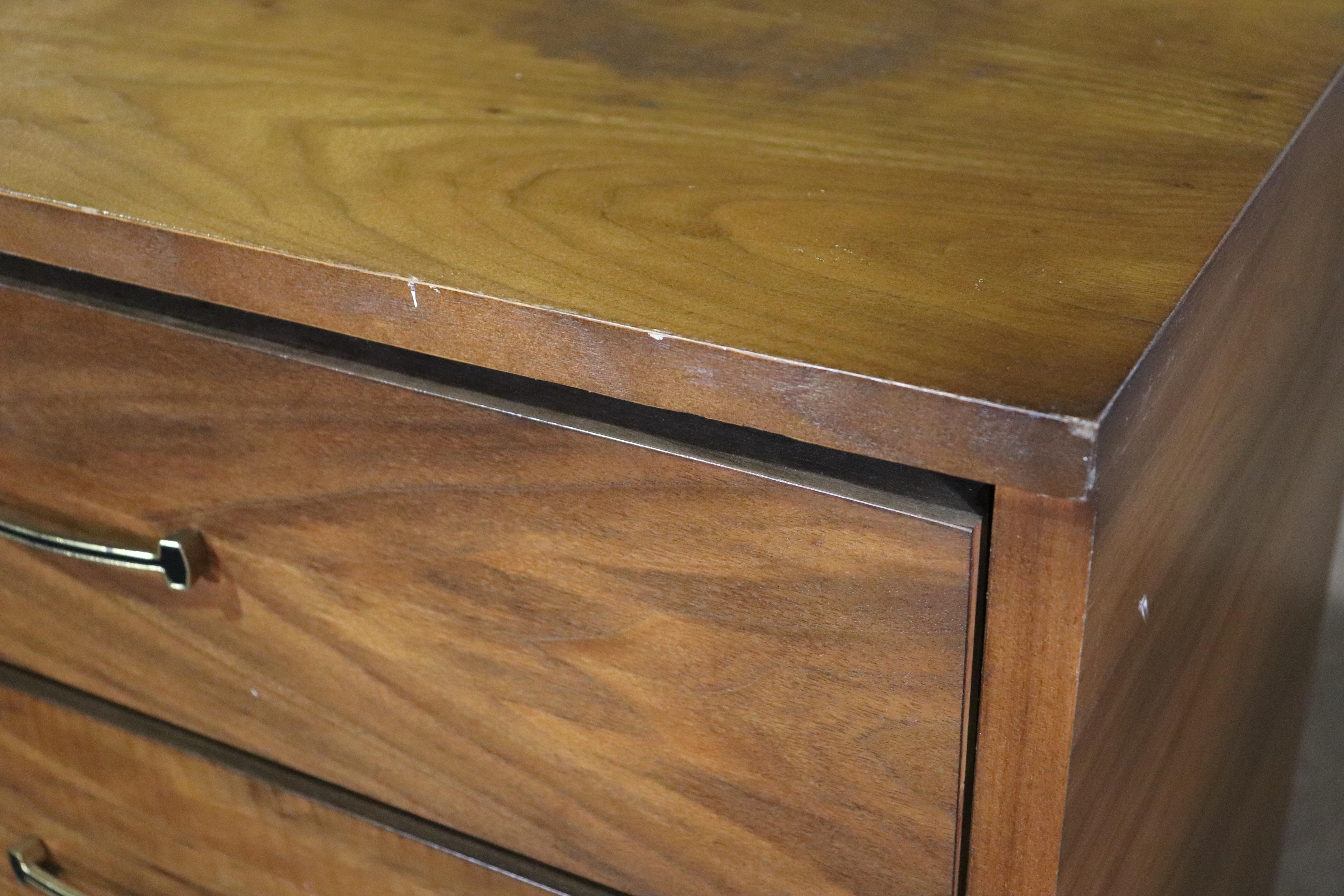 Noyer Long buffet 'Brasilia' de Kent Coffey en vente