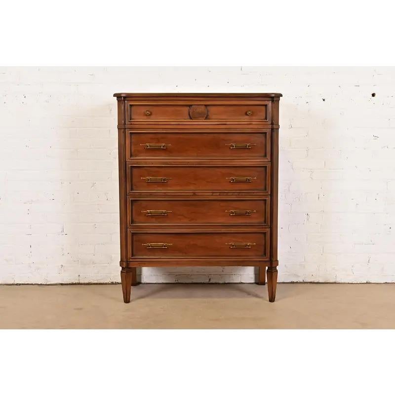 Preciosa cómoda o cómoda alta de mediados de siglo de la Regencia francesa de estilo Luis XVI

Por Kent Coffey

EE.UU., década de 1960

Hermosa madera de cerezo y olmo burilado, con herrajes originales de latón.

Medidas: 38