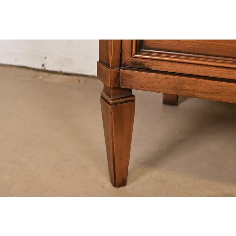 Kent Coffey Cómoda triple de cerezo tallado Luis XVI de la Regencia Francesa, circa 1960 en venta 5