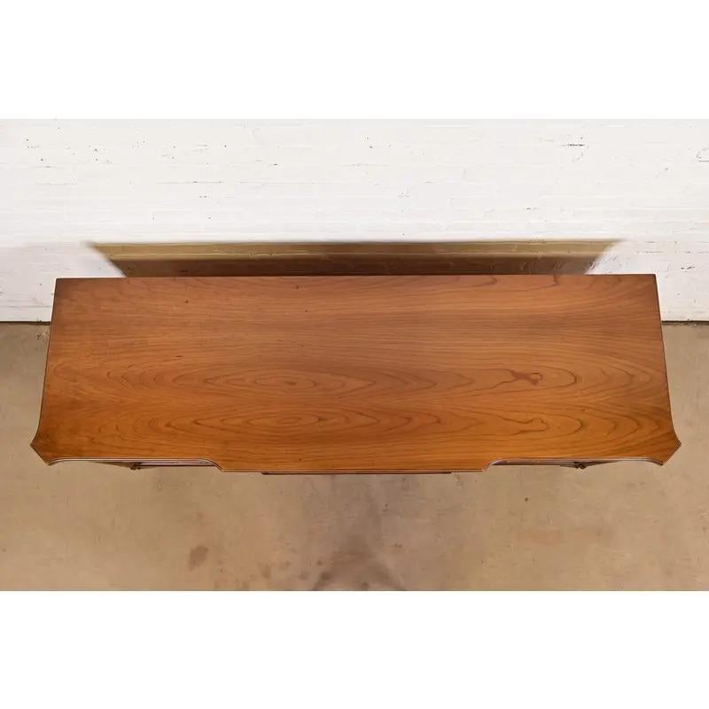 Kent Coffey Cómoda triple de cerezo tallado Luis XVI de la Regencia Francesa, circa 1960 en venta 6