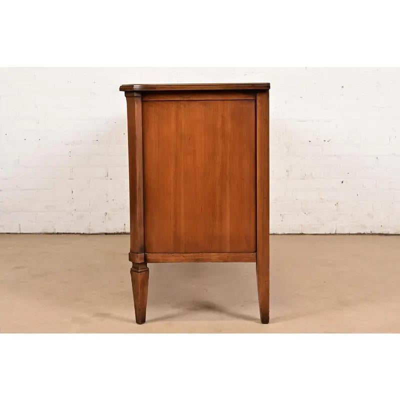 Kent Coffey Cómoda triple de cerezo tallado Luis XVI de la Regencia Francesa, circa 1960 en venta 7