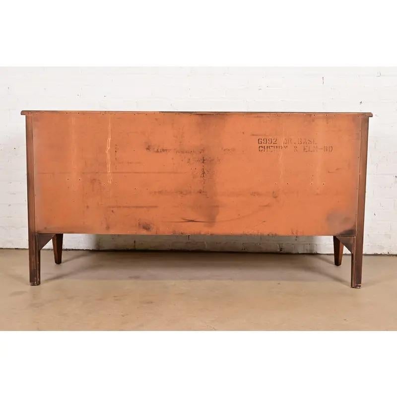 Kent Coffey Cómoda triple de cerezo tallado Luis XVI de la Regencia Francesa, circa 1960 en venta 8