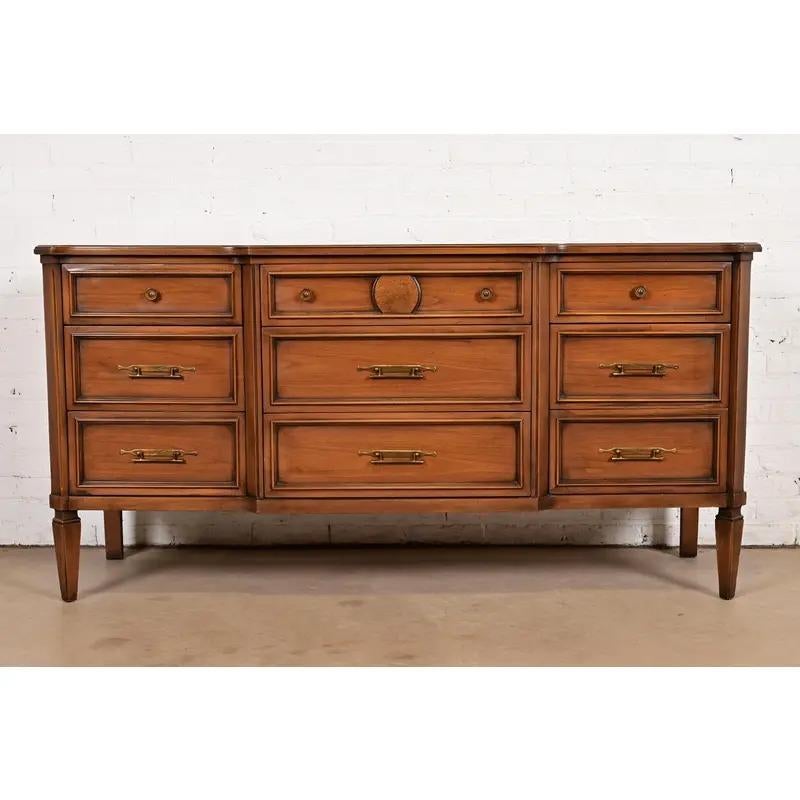 Preciosa cómoda o aparador triple estilo Luis XVI de la Regencia francesa de mediados de siglo

Por Kent Coffey

EE.UU., década de 1960

Hermosa madera de cerezo y olmo burilado, con herrajes originales de latón.

Medidas: 64
