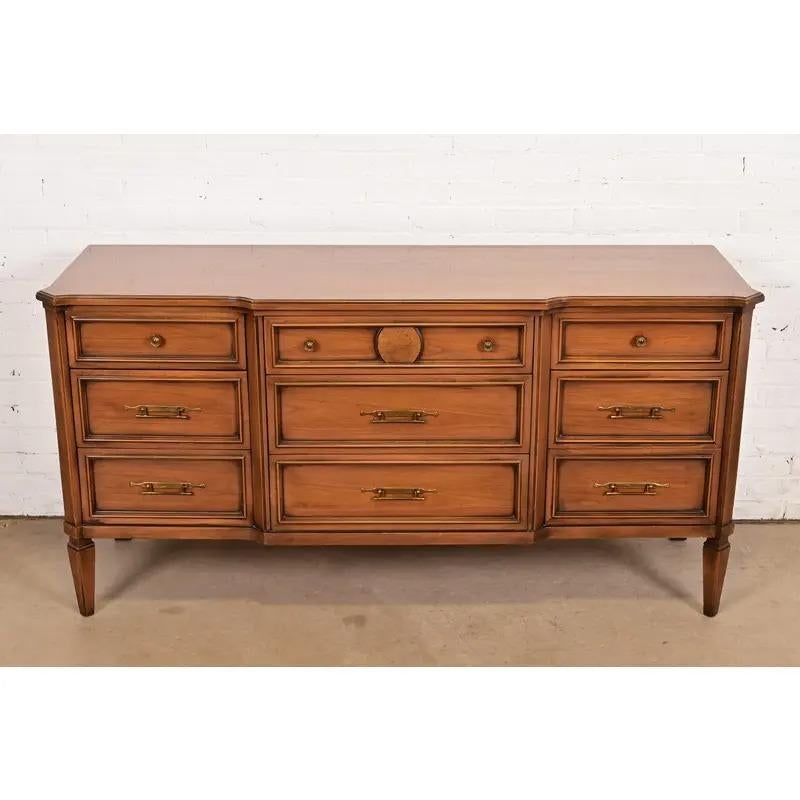 Kent Coffey Cómoda triple de cerezo tallado Luis XVI de la Regencia Francesa, circa 1960 Estadounidense en venta